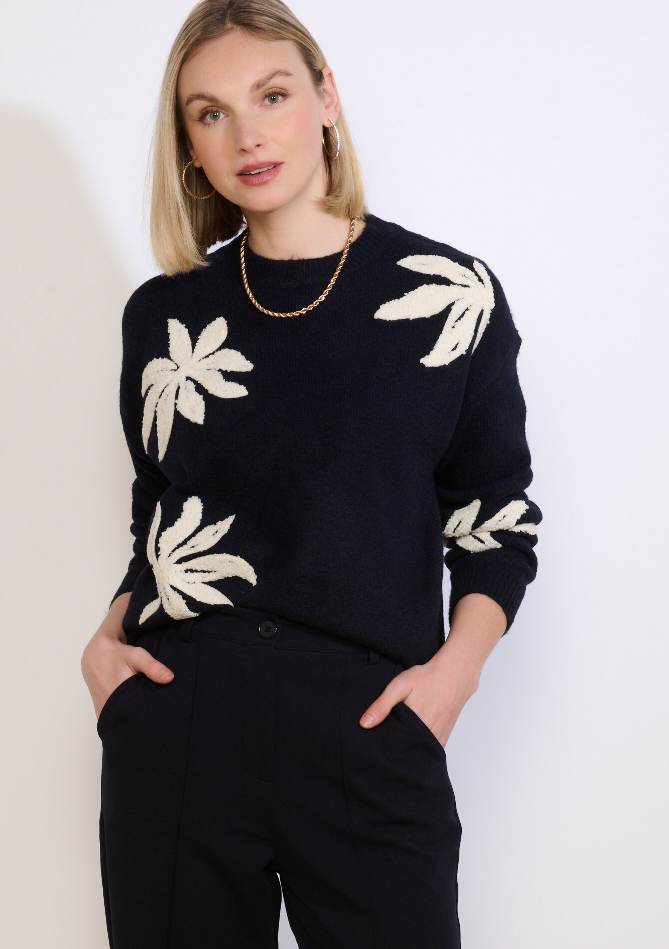 Gebreide trui met bloemenreli毛f