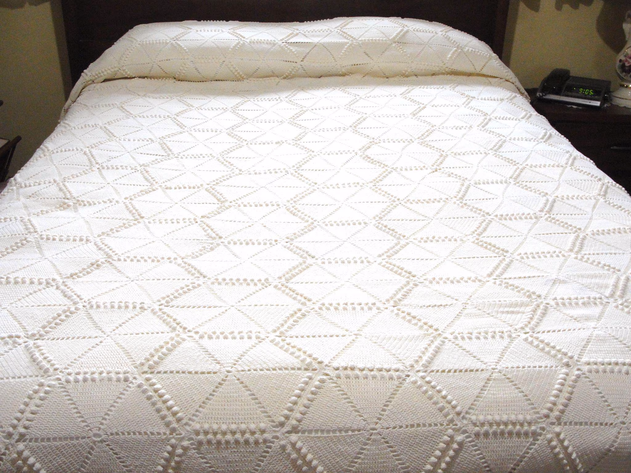 Vintage Hand Crochet Cream Bedspread Blanket Coverlet - Scalloped Hem, Fringe - Twin, Full, Queen, Fabulous Cottage Victorian Bedding 83x96