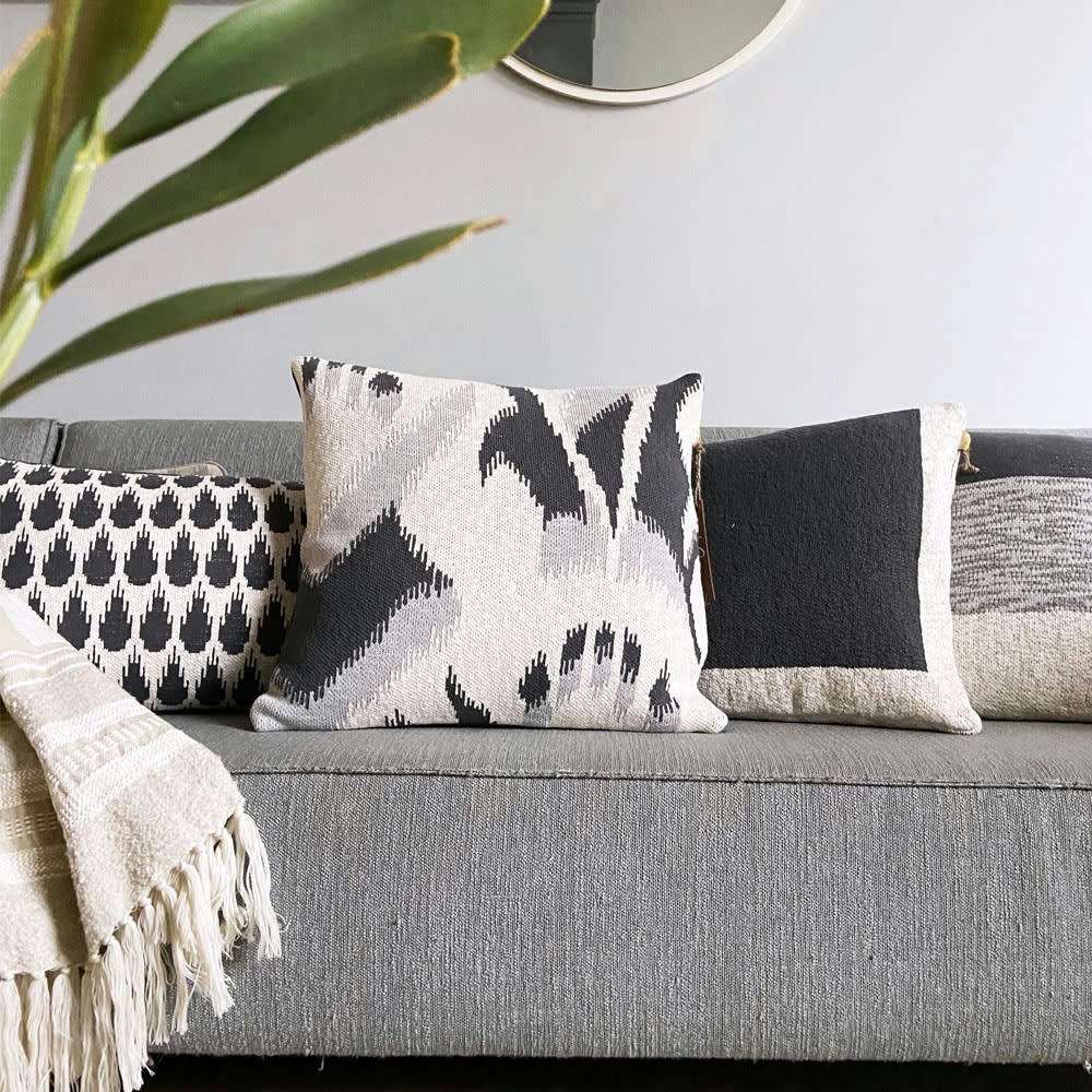 IKAT - Coussin ikat tricoté anthracite 50x50