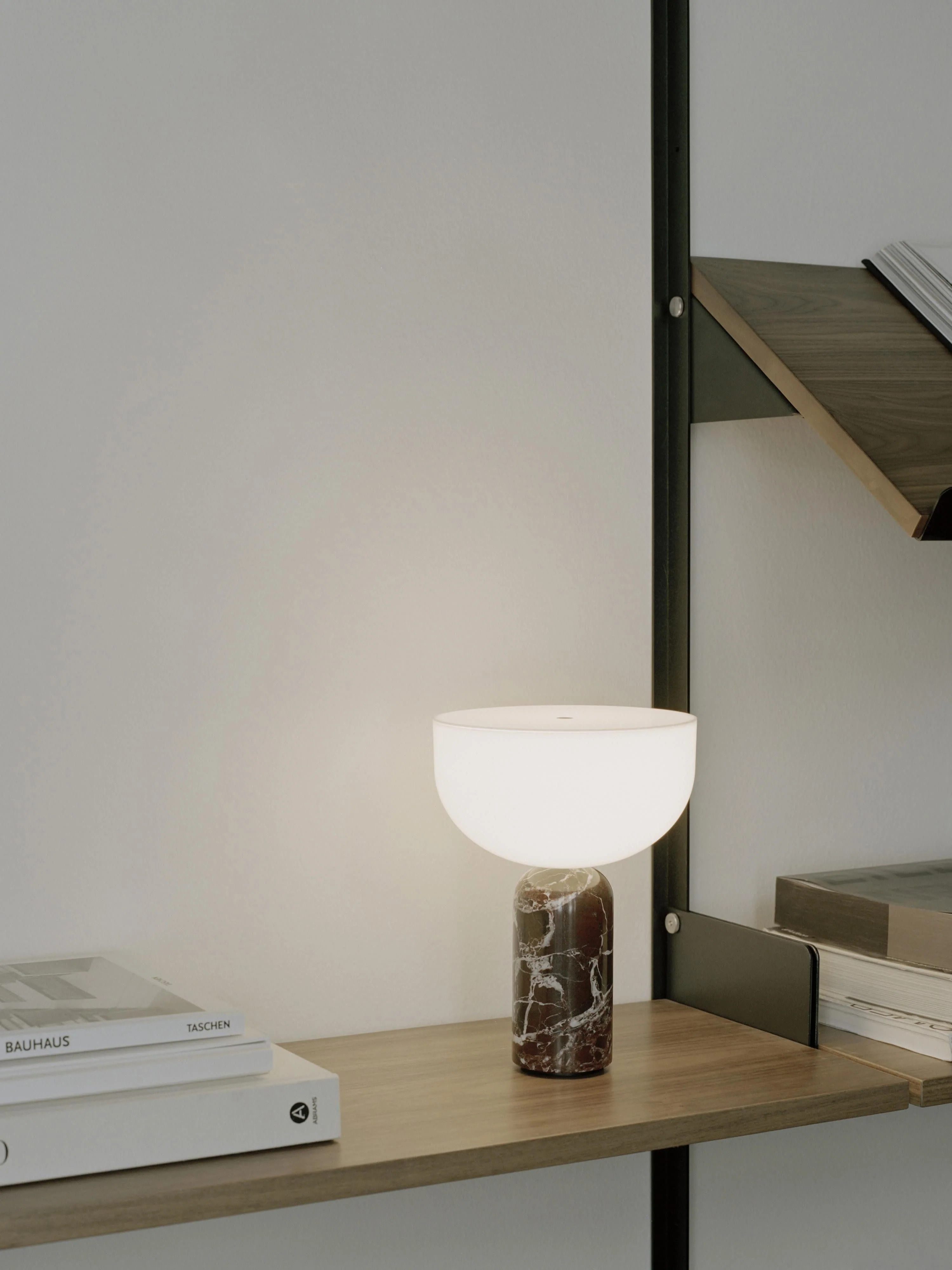 Kleine mobile LED-Tischlampe Kizu aus Marmor, dimmbar