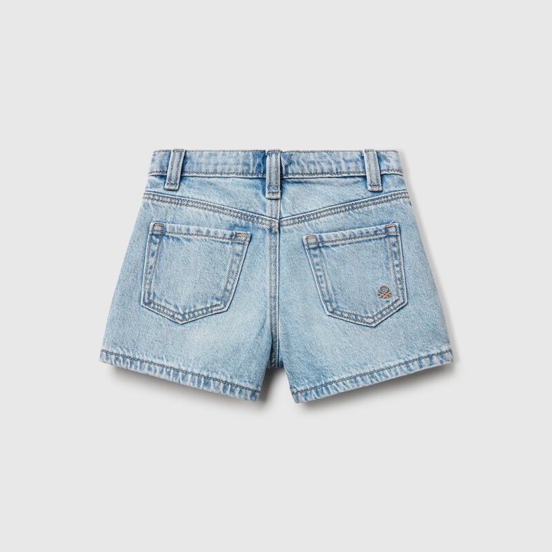 Shorts with macramé flowers