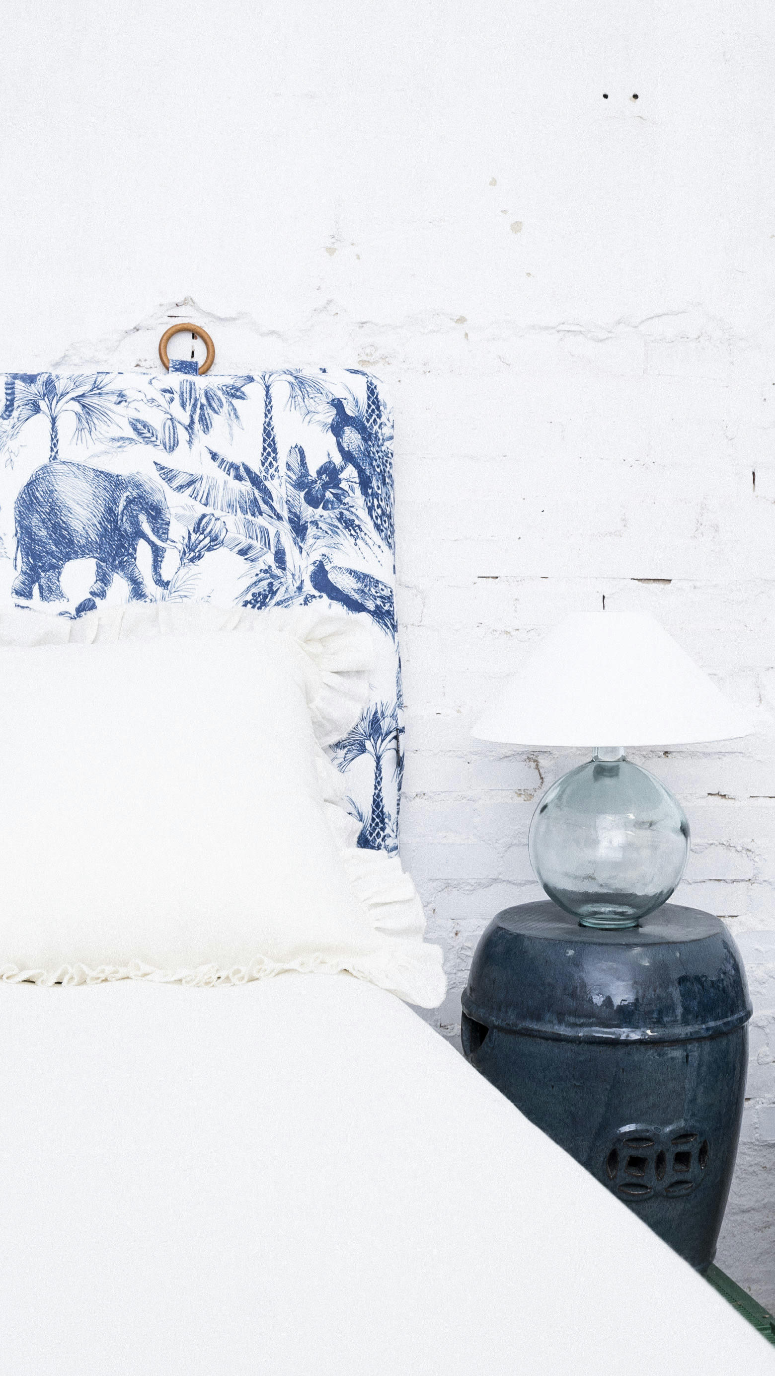 VELVET FABRIC HEADBOARD - Tête de lit en velours et mousse imprimé à safari bleu et blanc.