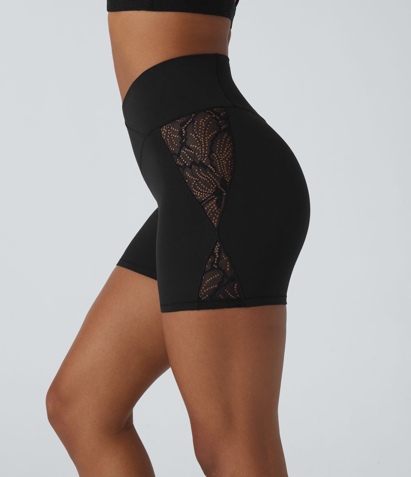Softlyzero™ Short cycliste yoga taille haute croisé avec dentelle contrastée et poche arrière 12,5 cm - UPF50