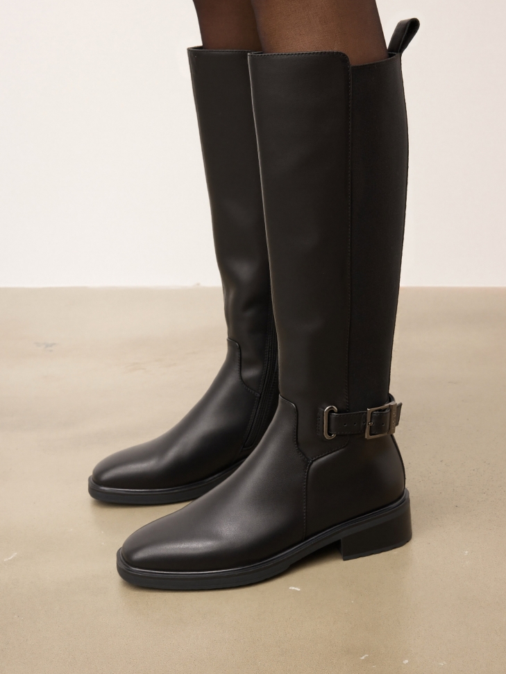 Flat boots with elastic insert