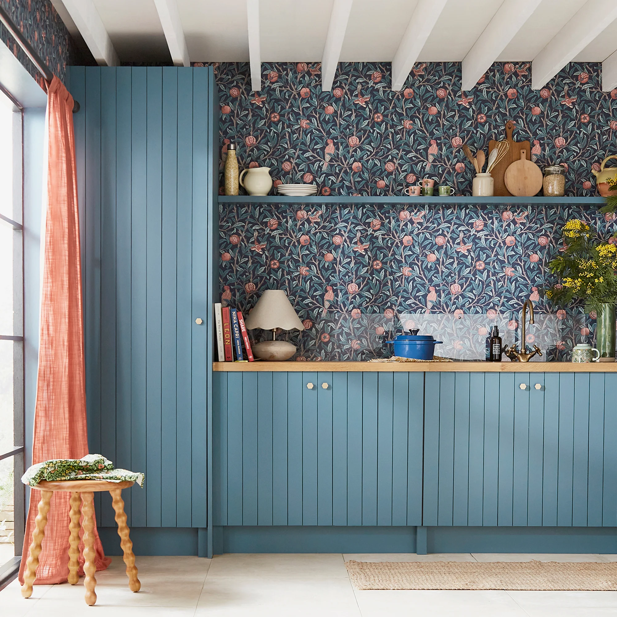 William Morris at Home Papier peint intissé POMEGRANATE bleu nuit