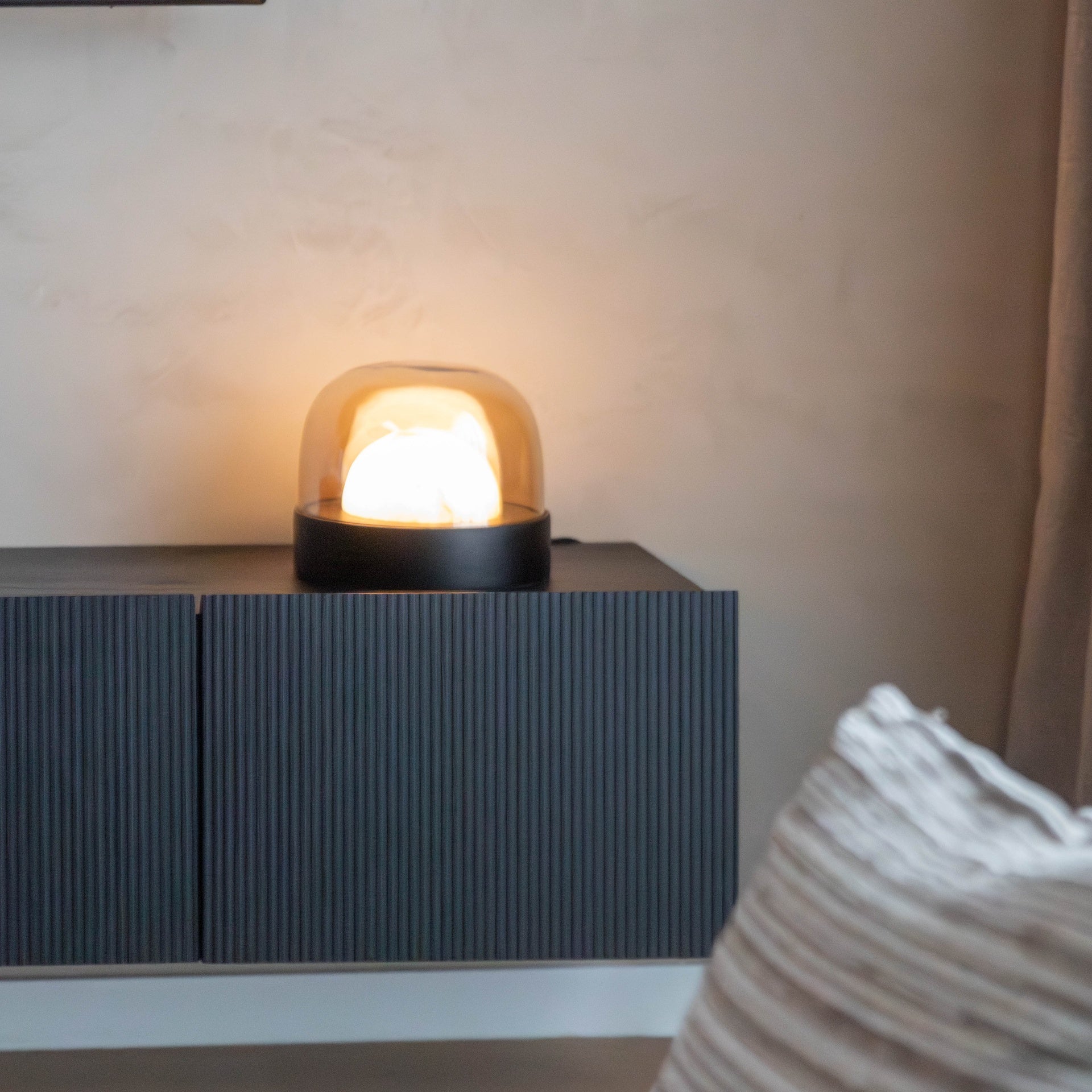 Atmooz Ottawa tafellamp - Ø25 cm rookglas & eikenfineer - LED dimbaar