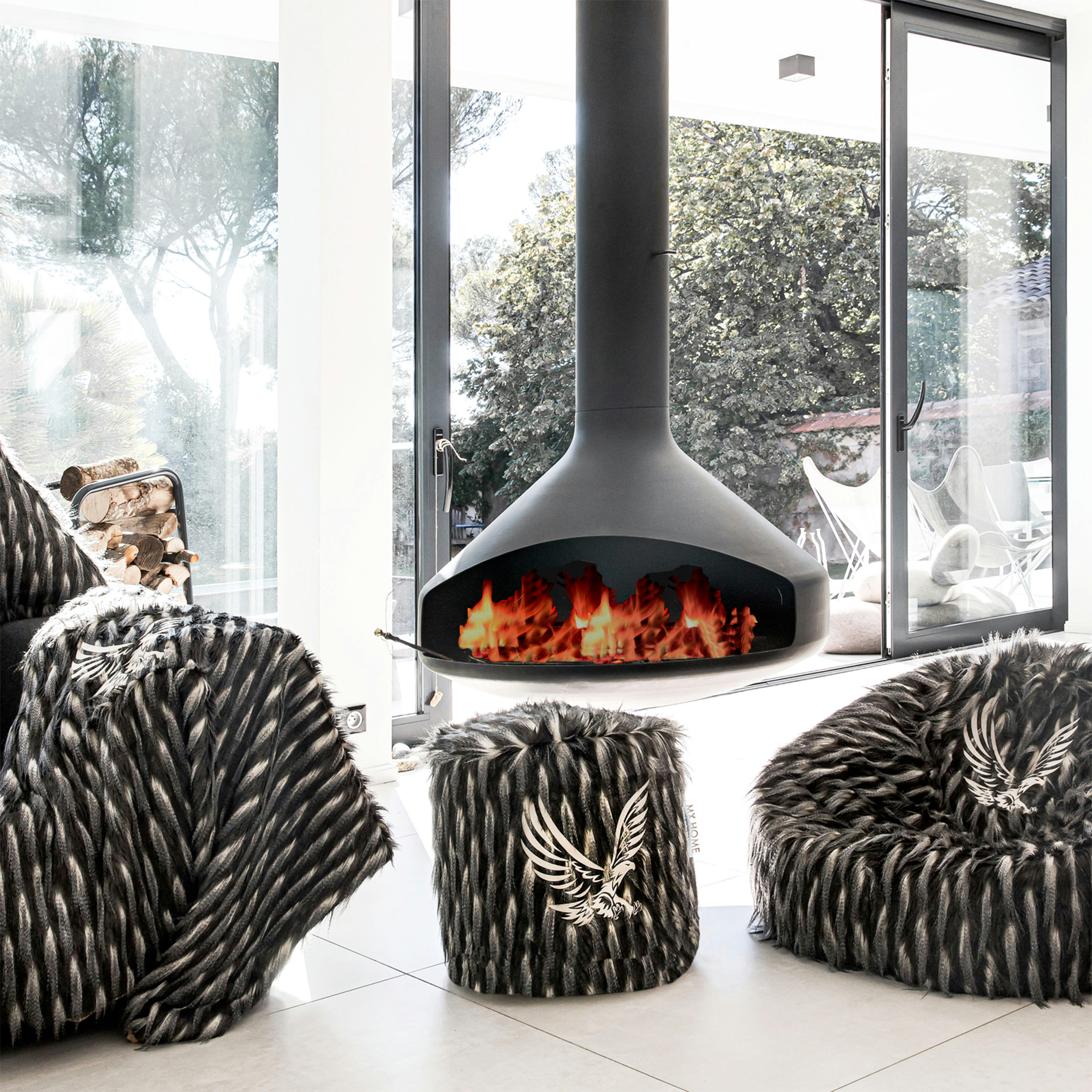 - Pouf en fausse fourrure brodé noire et blanche