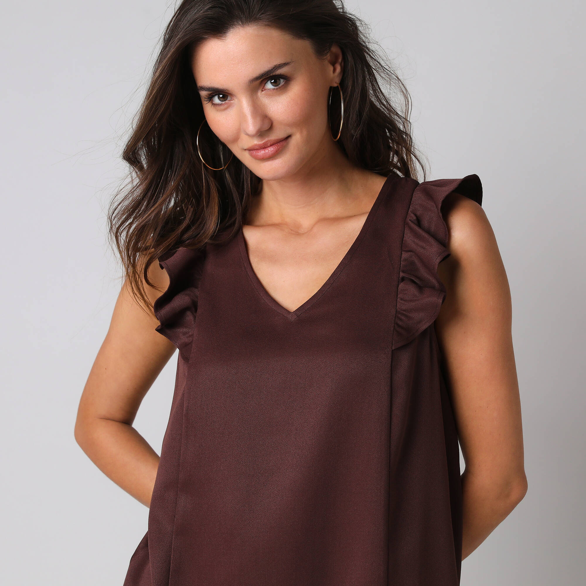 Robe courte col V unie, à mancherons volantés