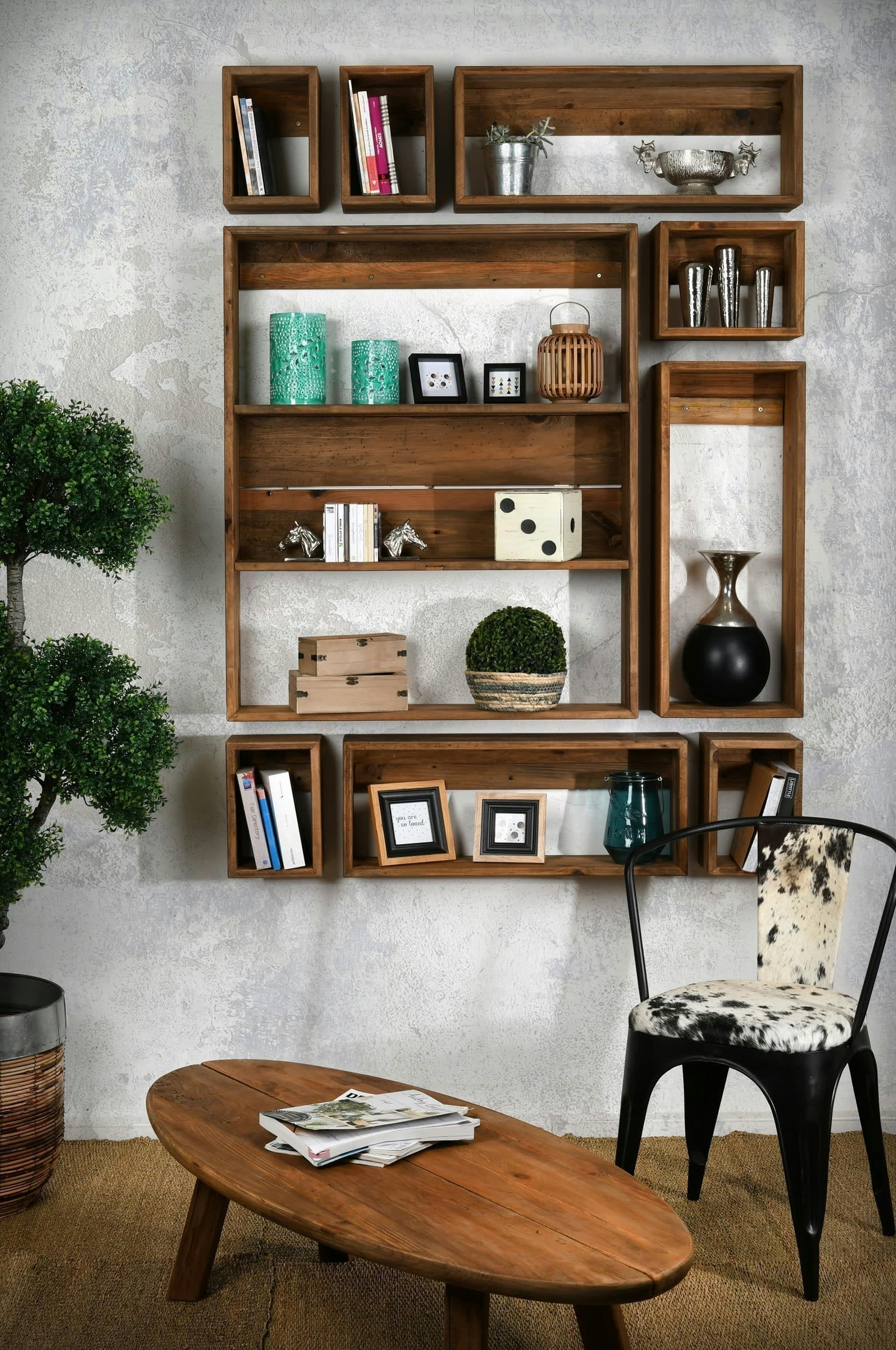 - Chaise en métal et peau de vache