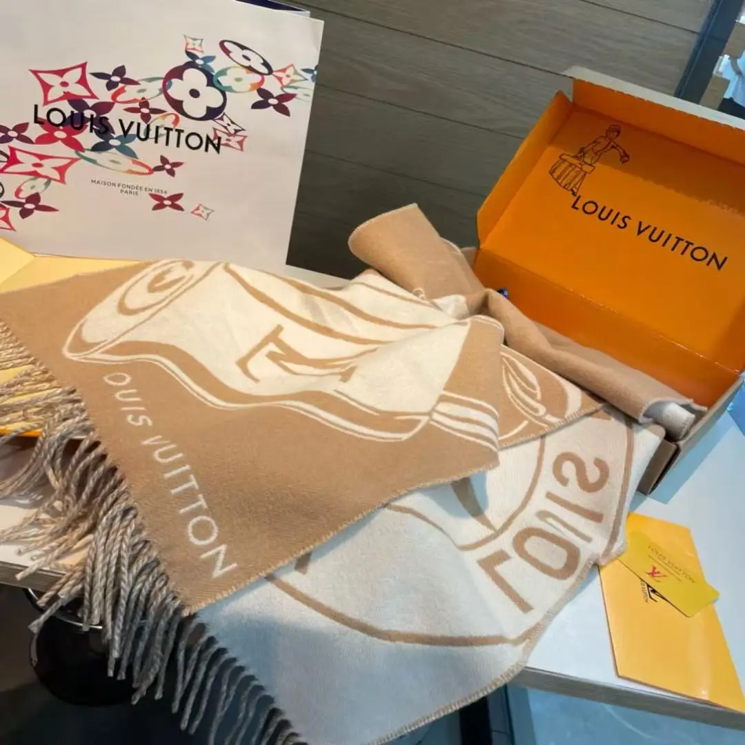 Louis Vuitton Lock and key scarf
