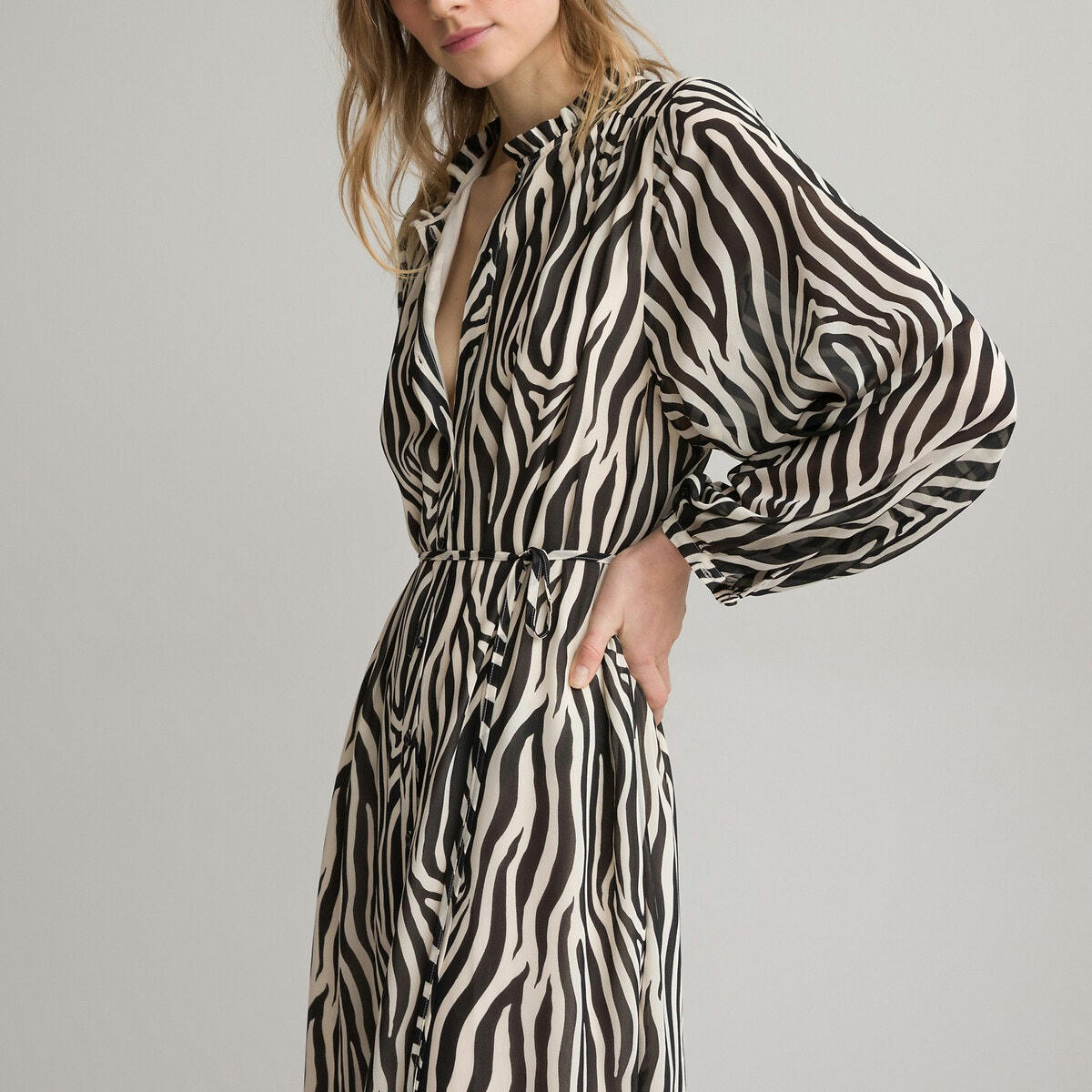 Robe longue col montant, motif animalier