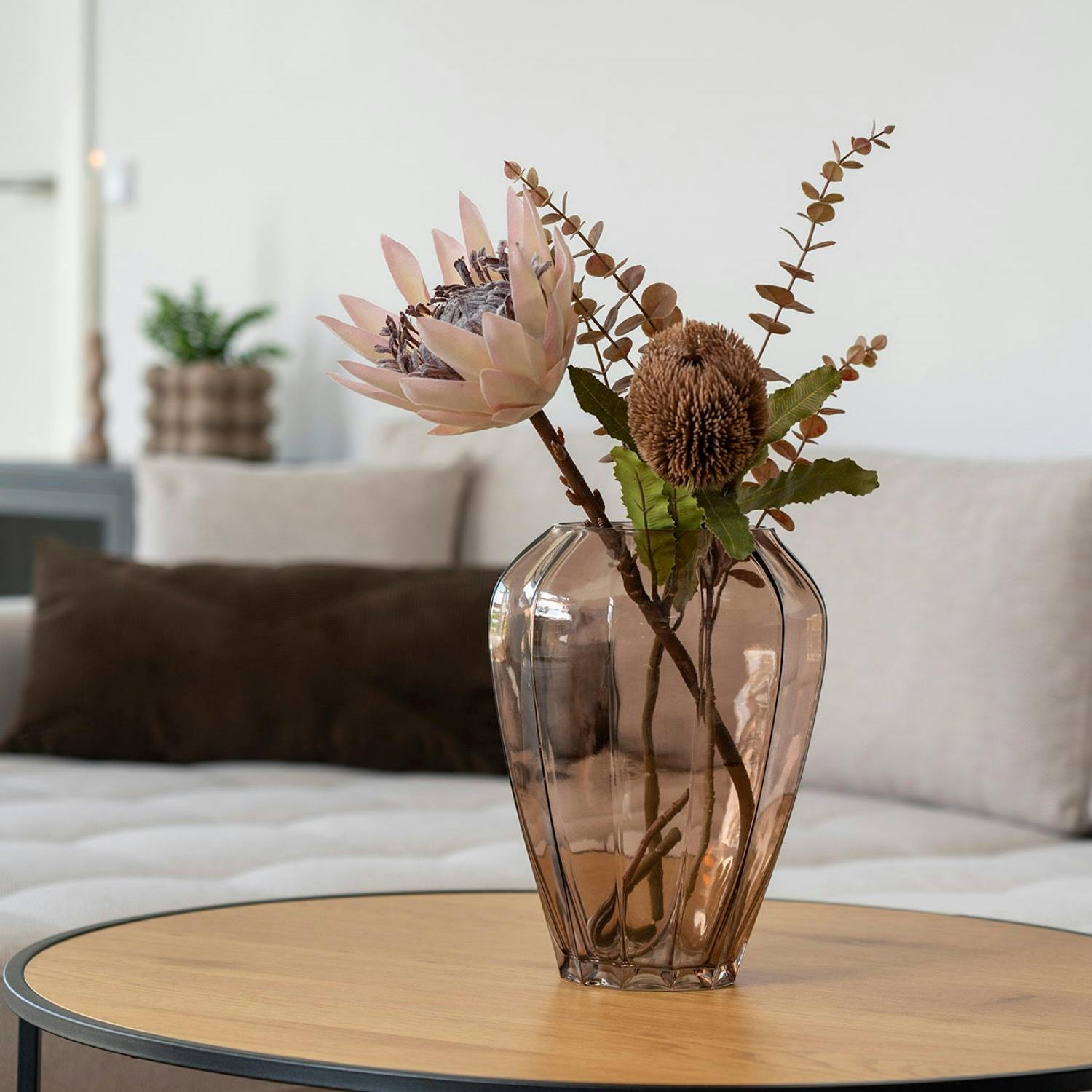 Vase en verre nervuré marron