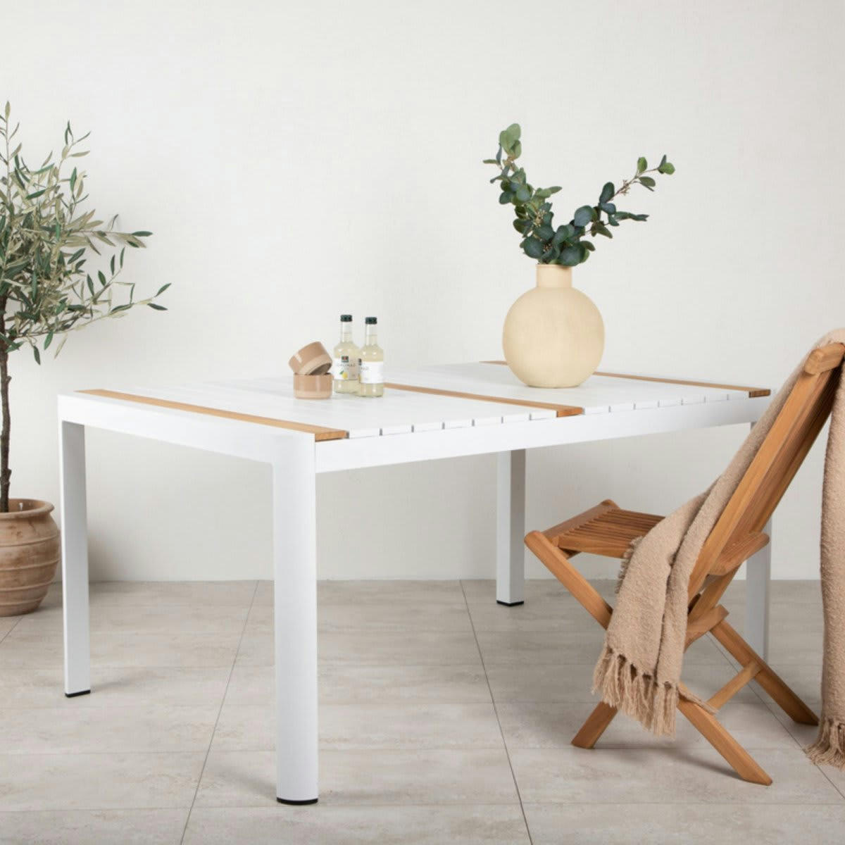 AGAMA - Table de jardin 150x90cm en aluminium et teck blanc