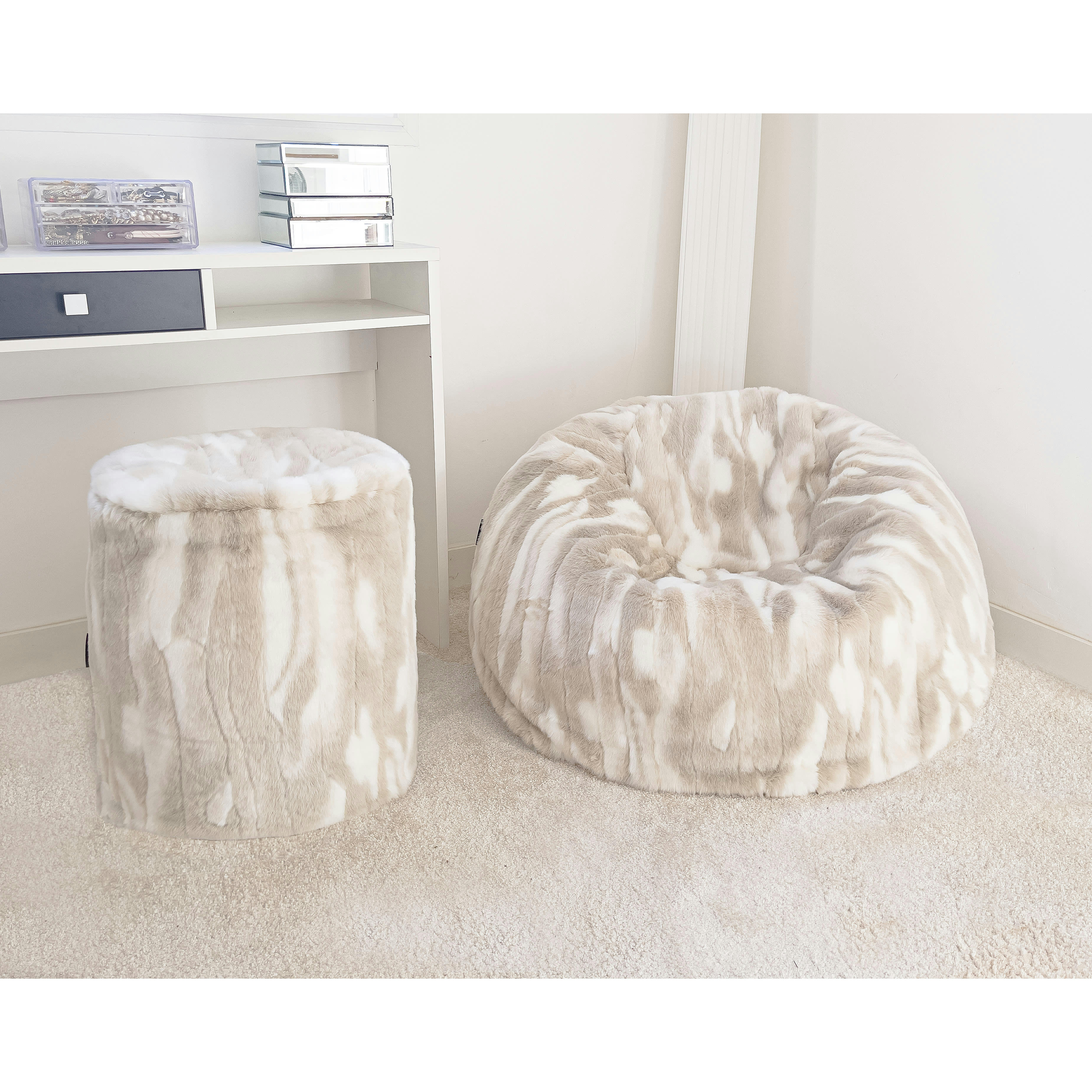 - Pouf en fausse fourrure beige et blanche