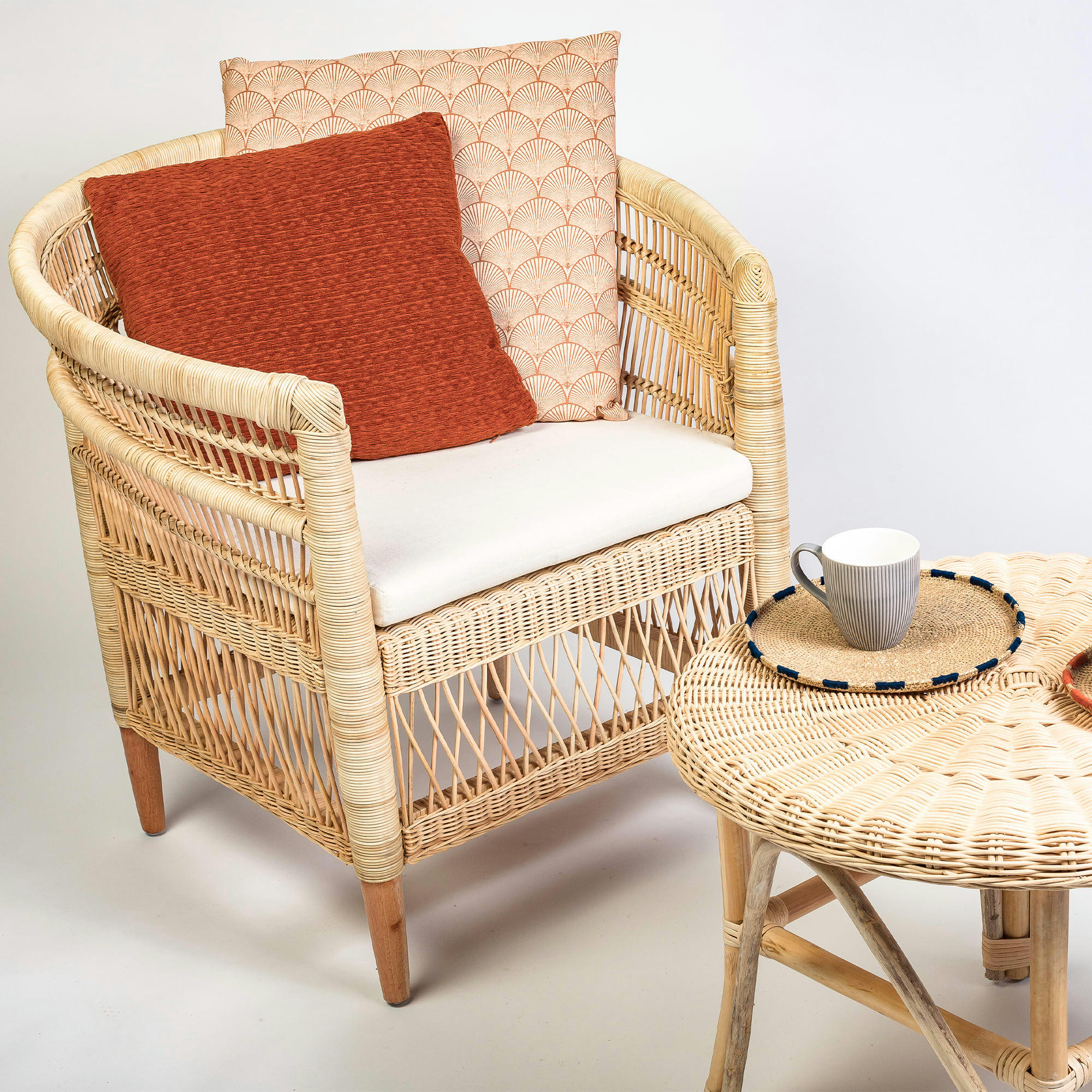 ILIOS - Fauteuil en rotin naturel et pieds en teck