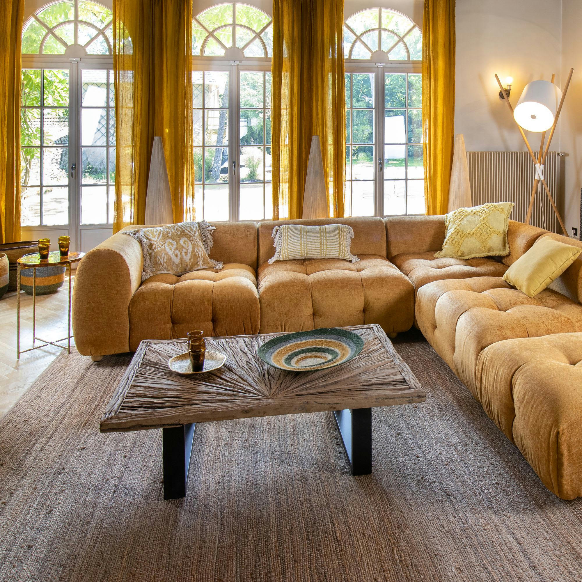 SARMATY - Table basse en bois de teck recyclé et pieds en métal noir