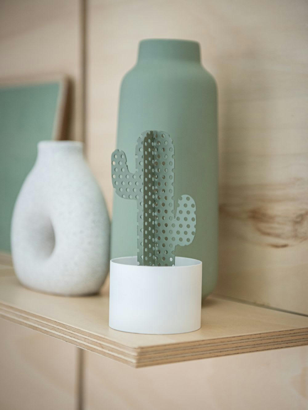 - Vase en grès vert H23