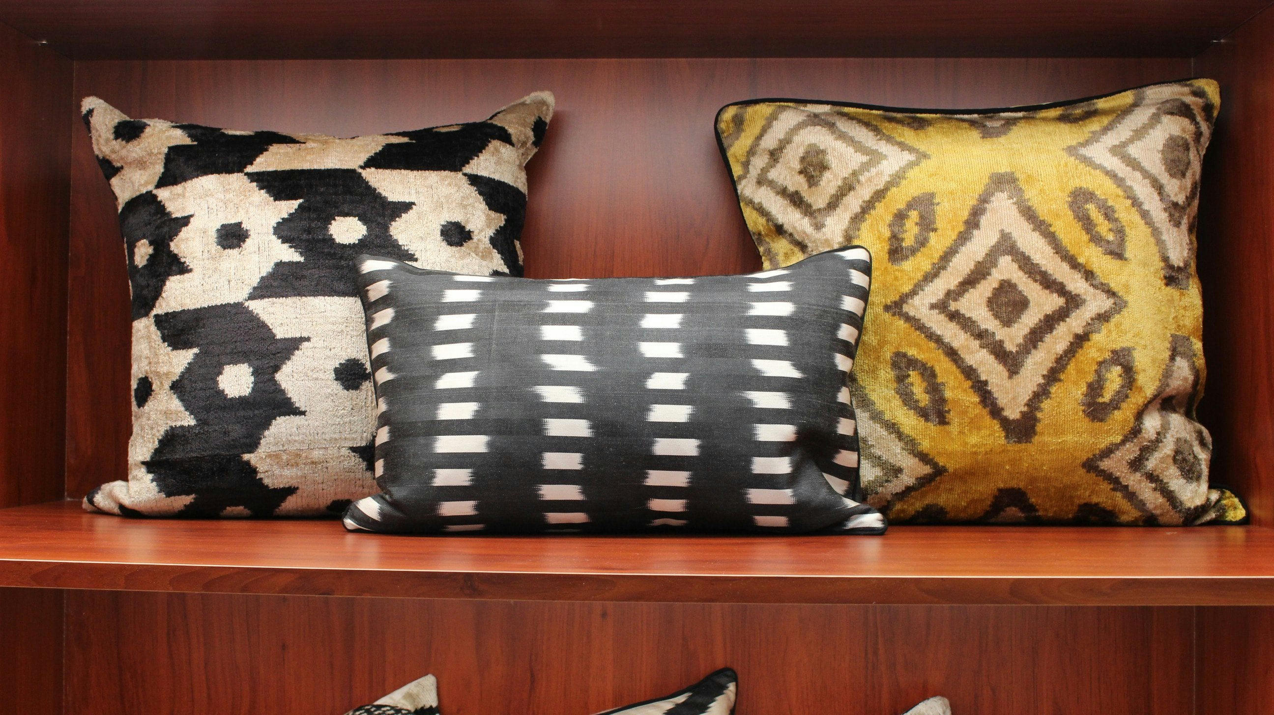 - Housse de coussin double soie ikat  30x50 noir