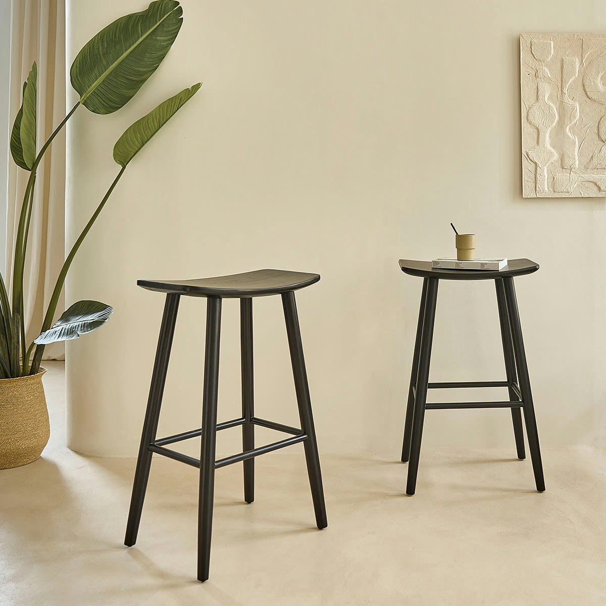 AMBRE - Lot de 2 tabourets en teck massif noir 75 cm