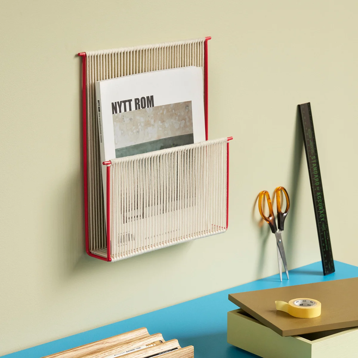 Hübsch Interior - Wand-Magazinhalter, natur / rot