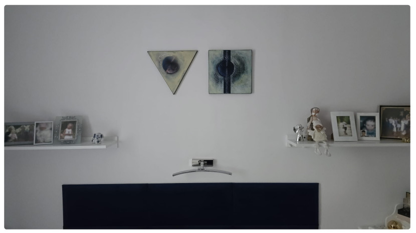 Kinkiet LED na baterie USB chrom nad okragłe lustro 40 cm