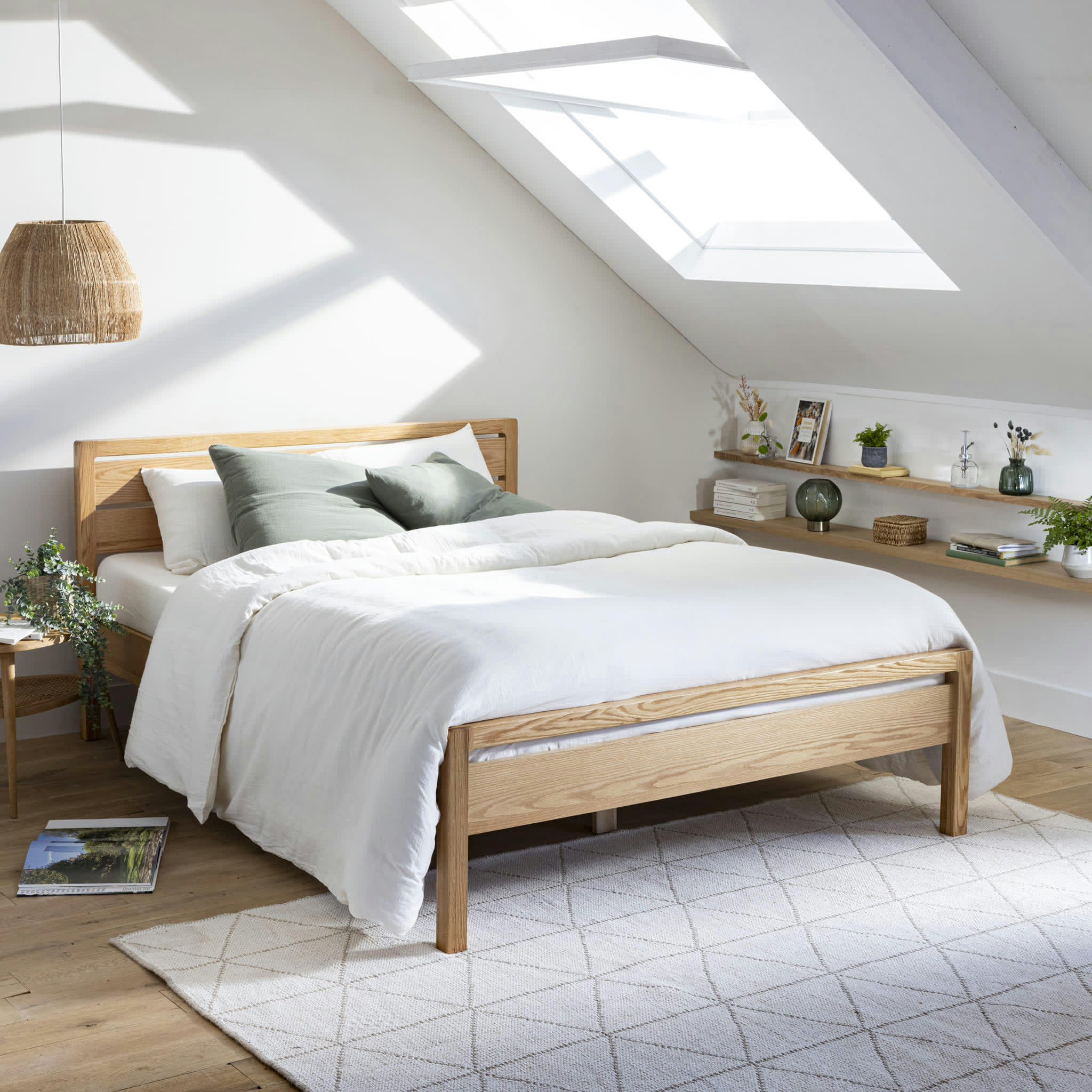 - Lit avec tête de lit bois massif 140x190