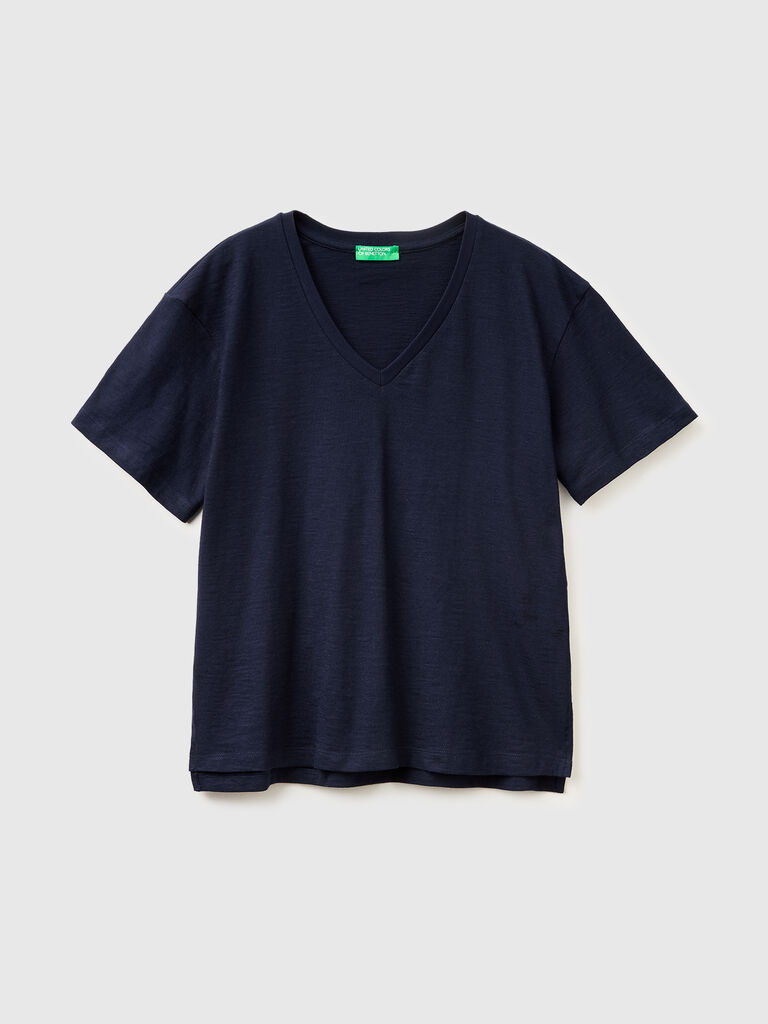 V-neck t-shirt in lightweight cotton