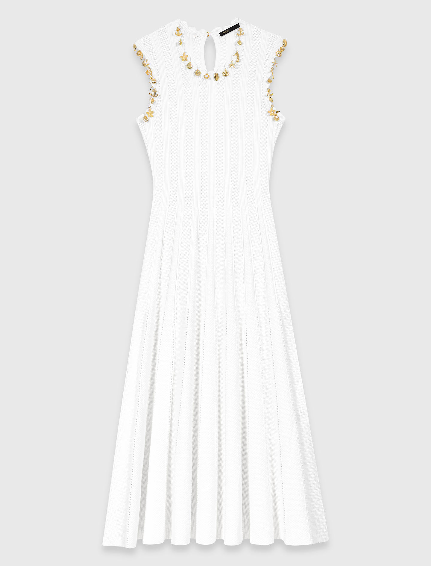 Robe en maille avec bijoux dorés