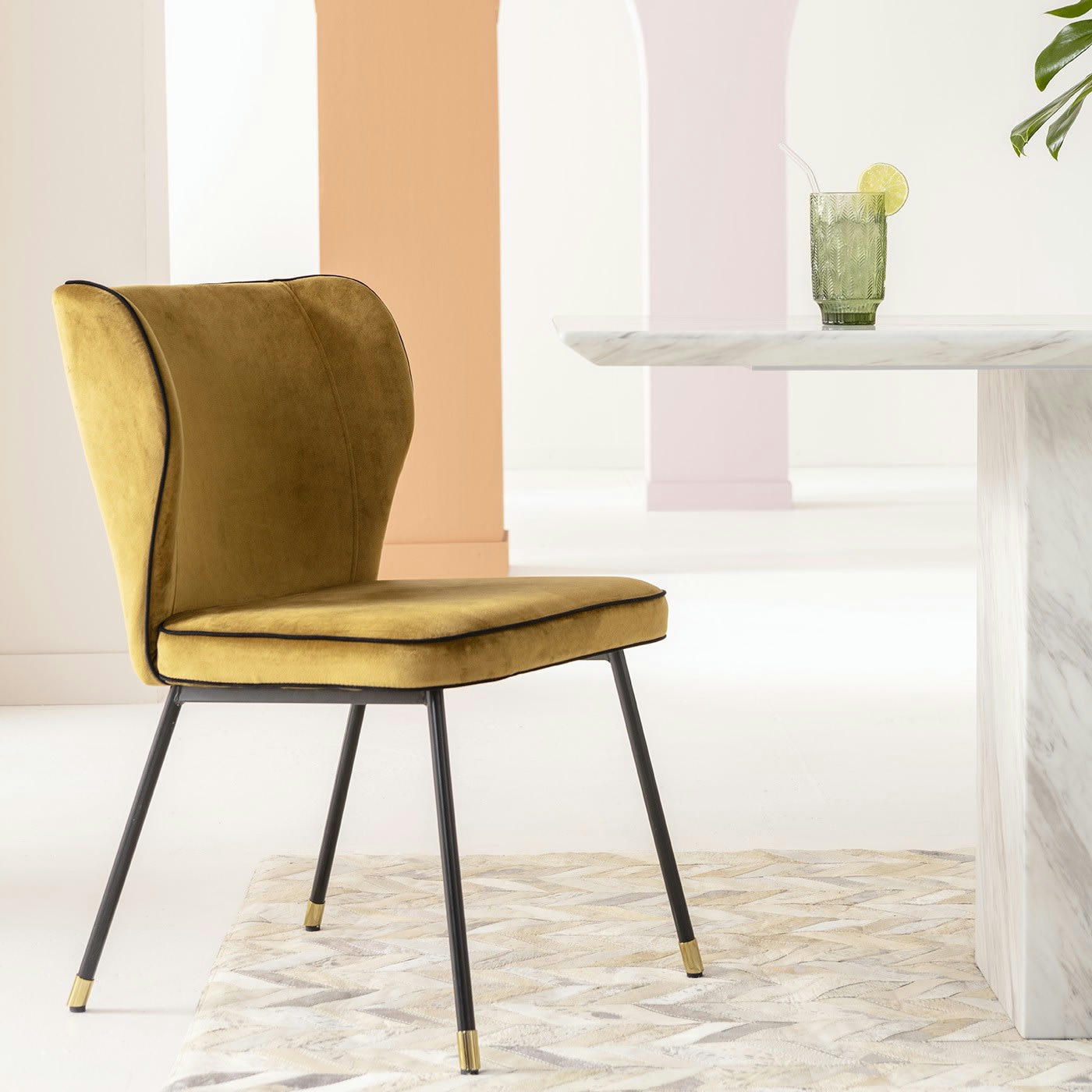 IRINA - Chaise en velours ocre et acier