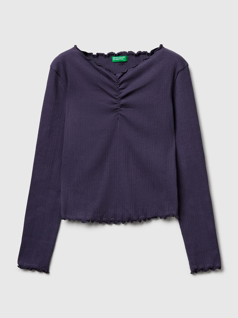 T-shirt with wavy edge