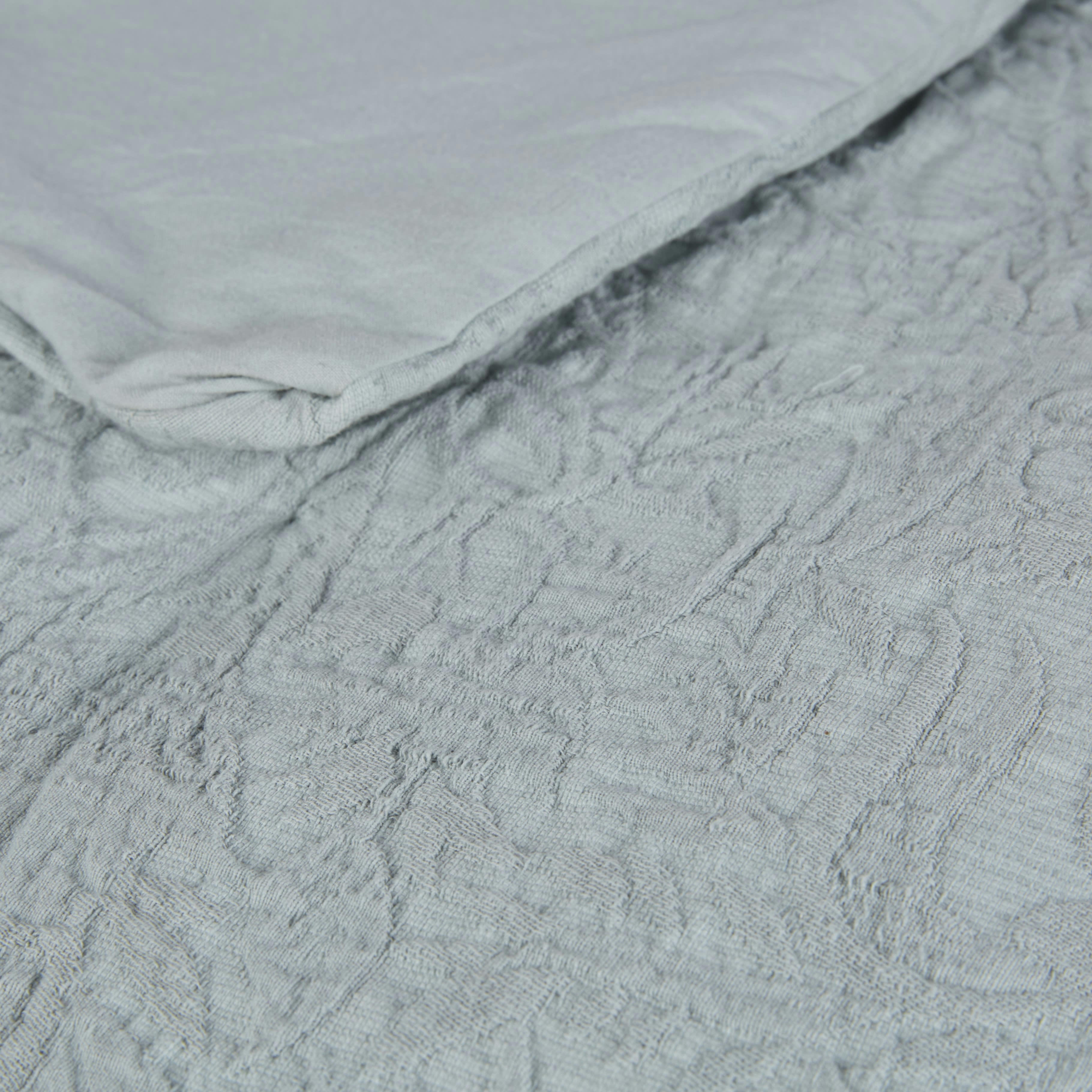 BELDA - Boutis en coton tissé jacquard motif feuillage en relief bleu glacier 260x240