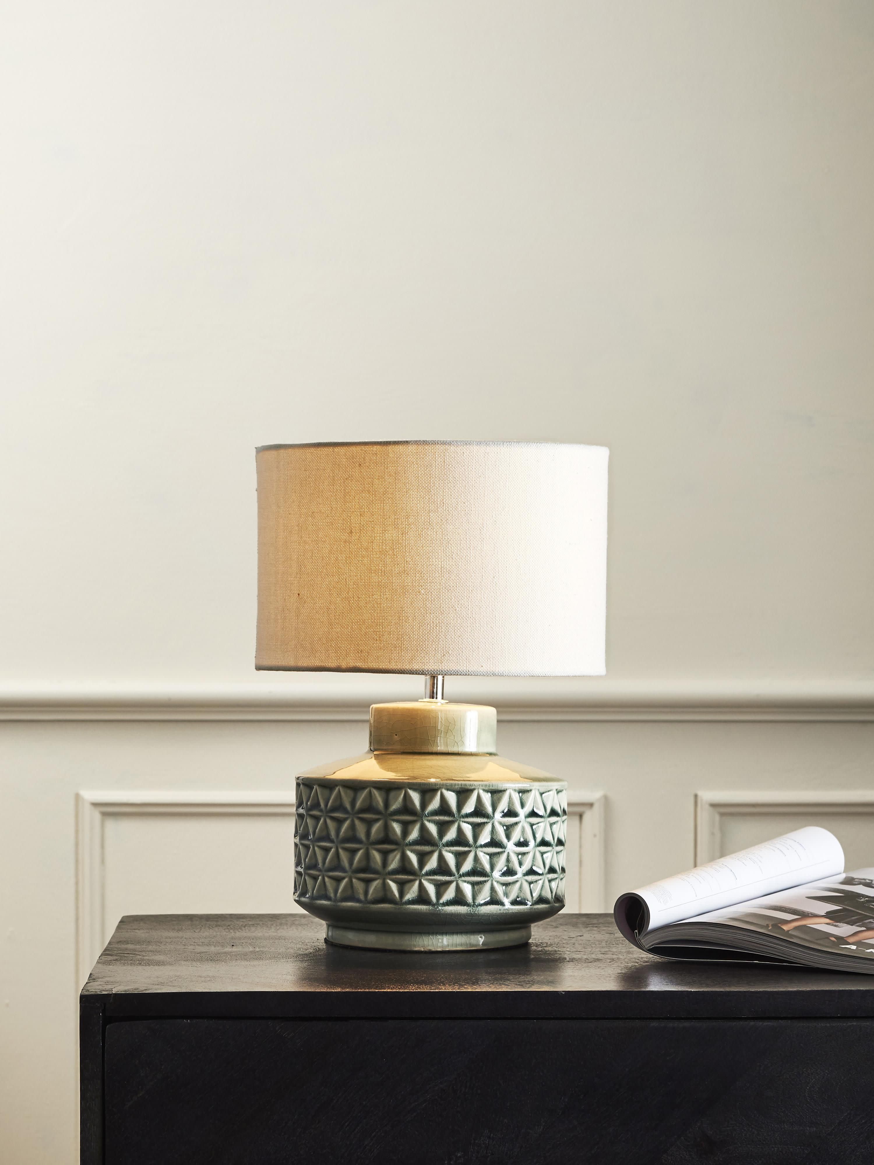 Kleine Keramik-Tischlampe Monica mit Leinenschirm