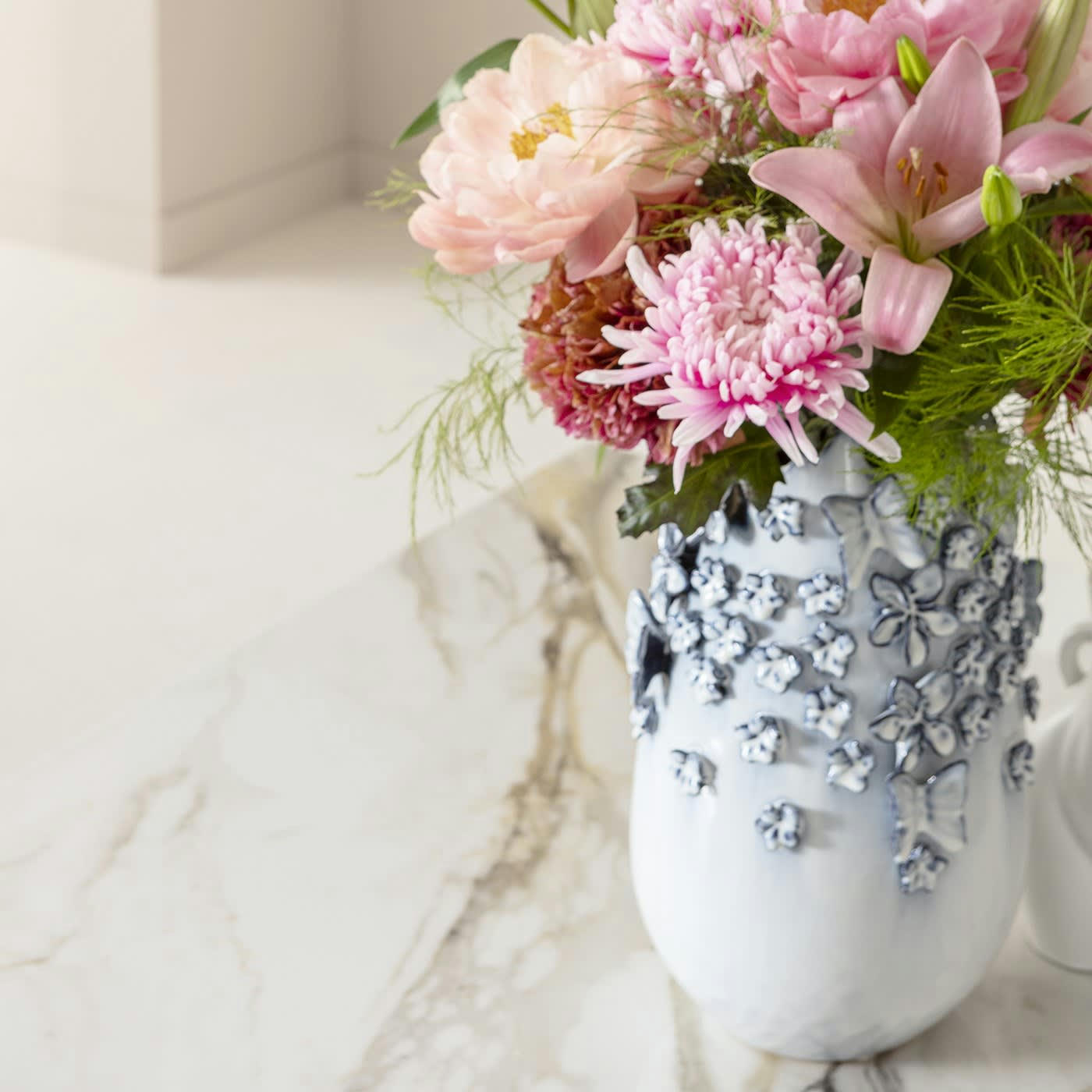 - Vase papillons et fleurs en grès bleu H36