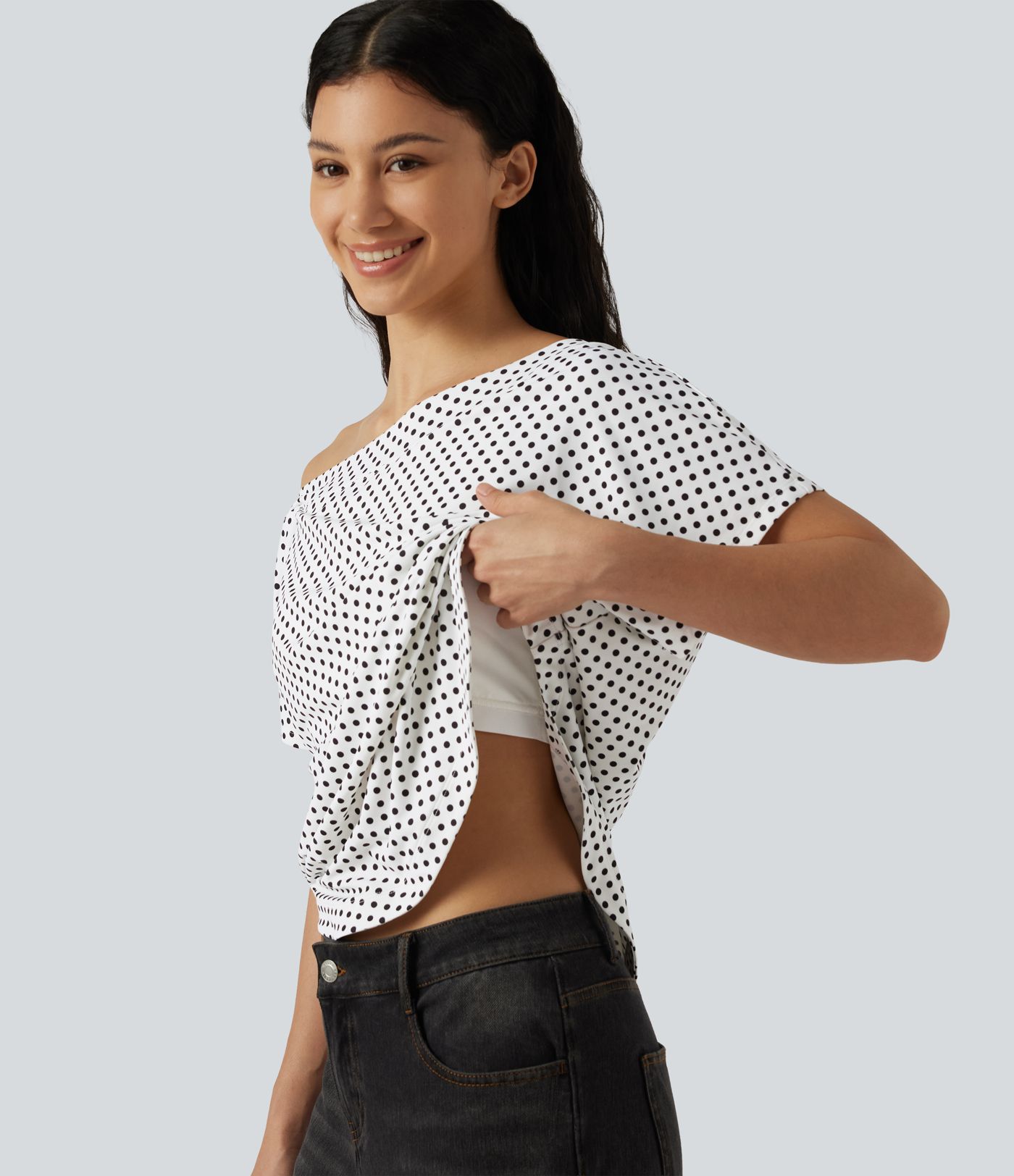 Top casual à pois épaule dénudée à manches courtes avec ourlet incurvé asymétrique et brassière intégrée