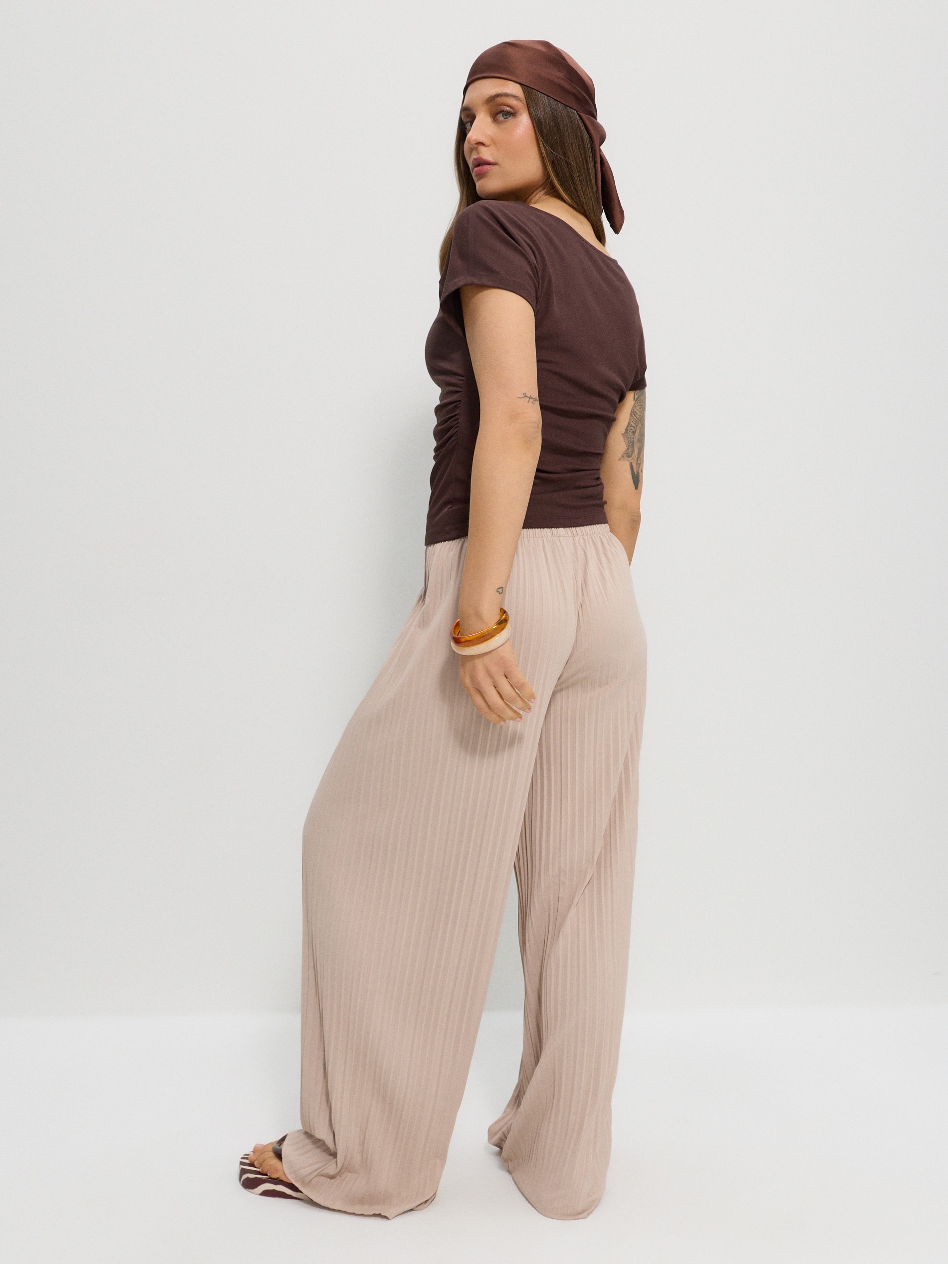 Plisowane spodnie wide leg z elastycznym pasem