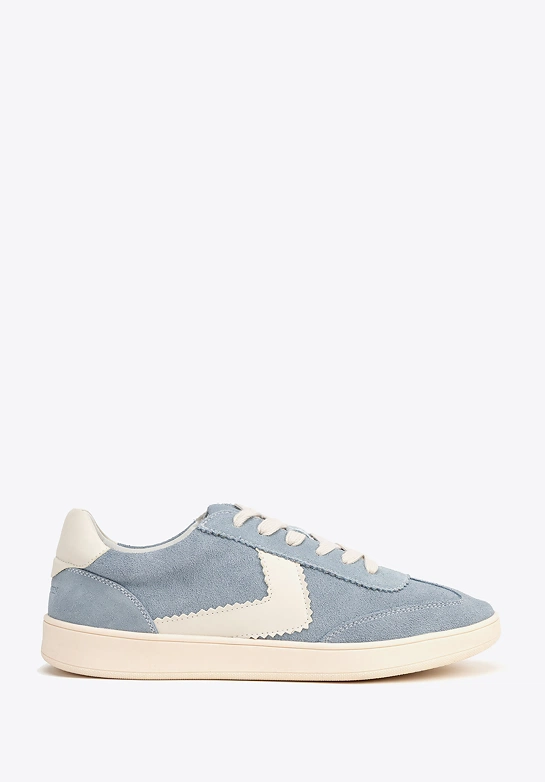 Zamszowe sneakersy z kontrastowymi wstawkami z ekoskóry niebiesko - białe