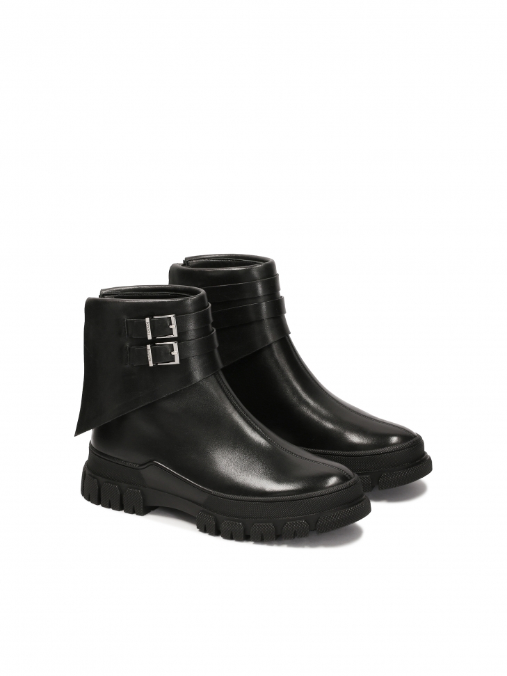 Leather boots with turned-up upper