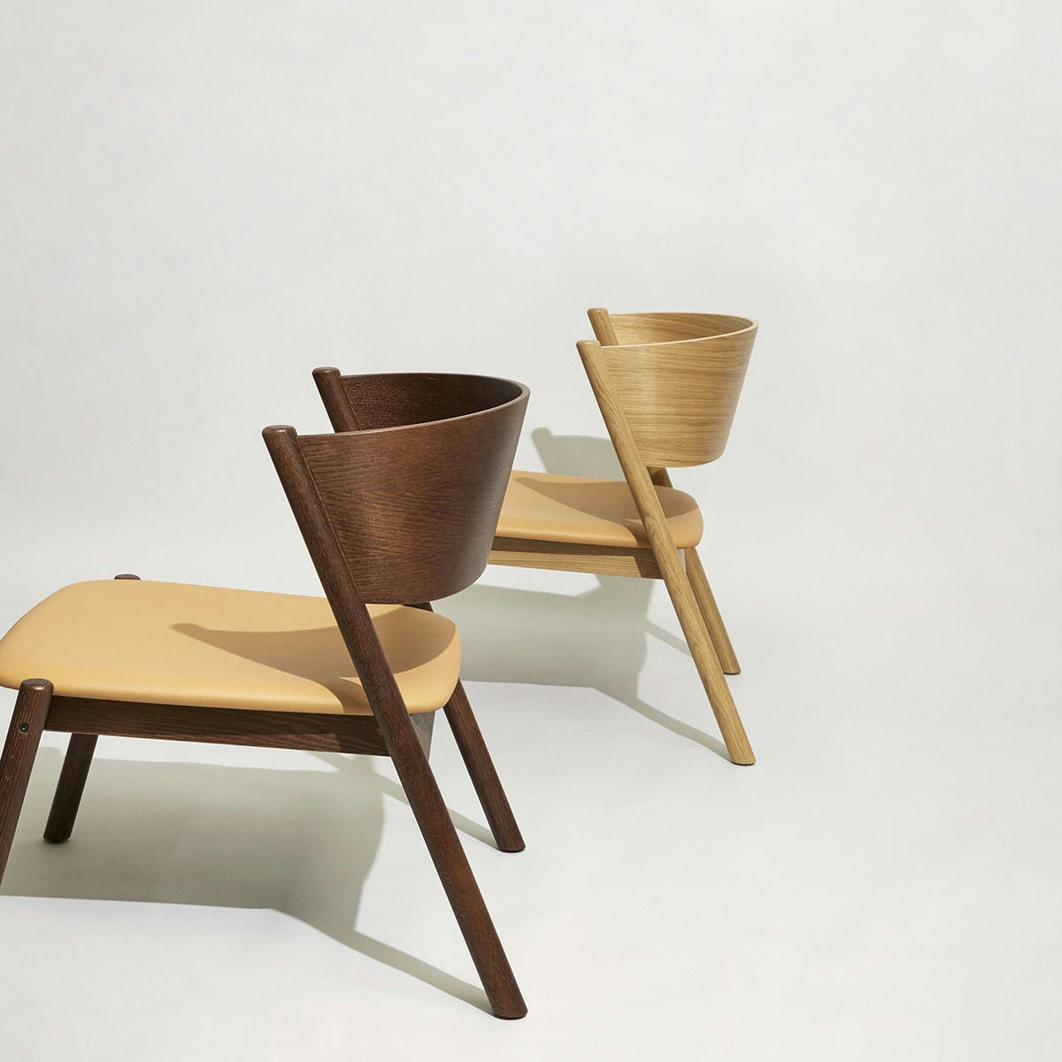 OBLIQUE - Fauteuil lounge en hêtre cuir, placage de chêne et bois de chêne foncé