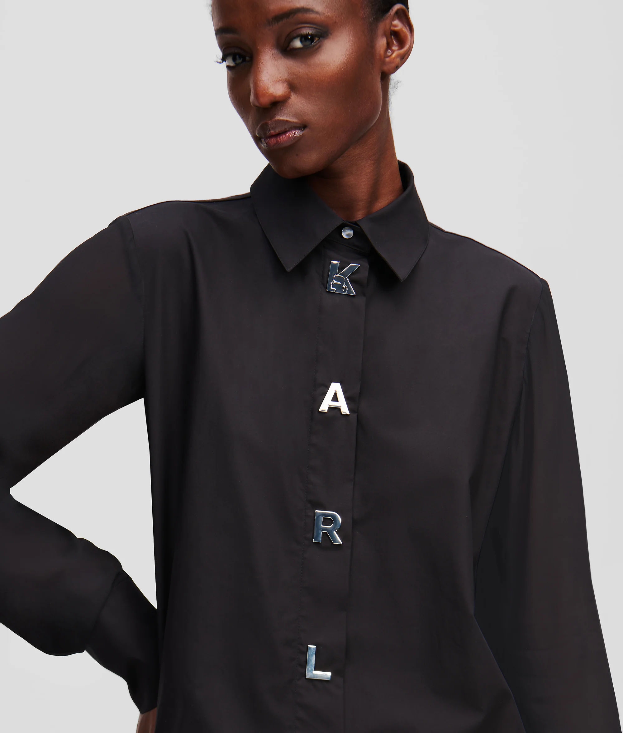 Chemise ornée des lettres Karl