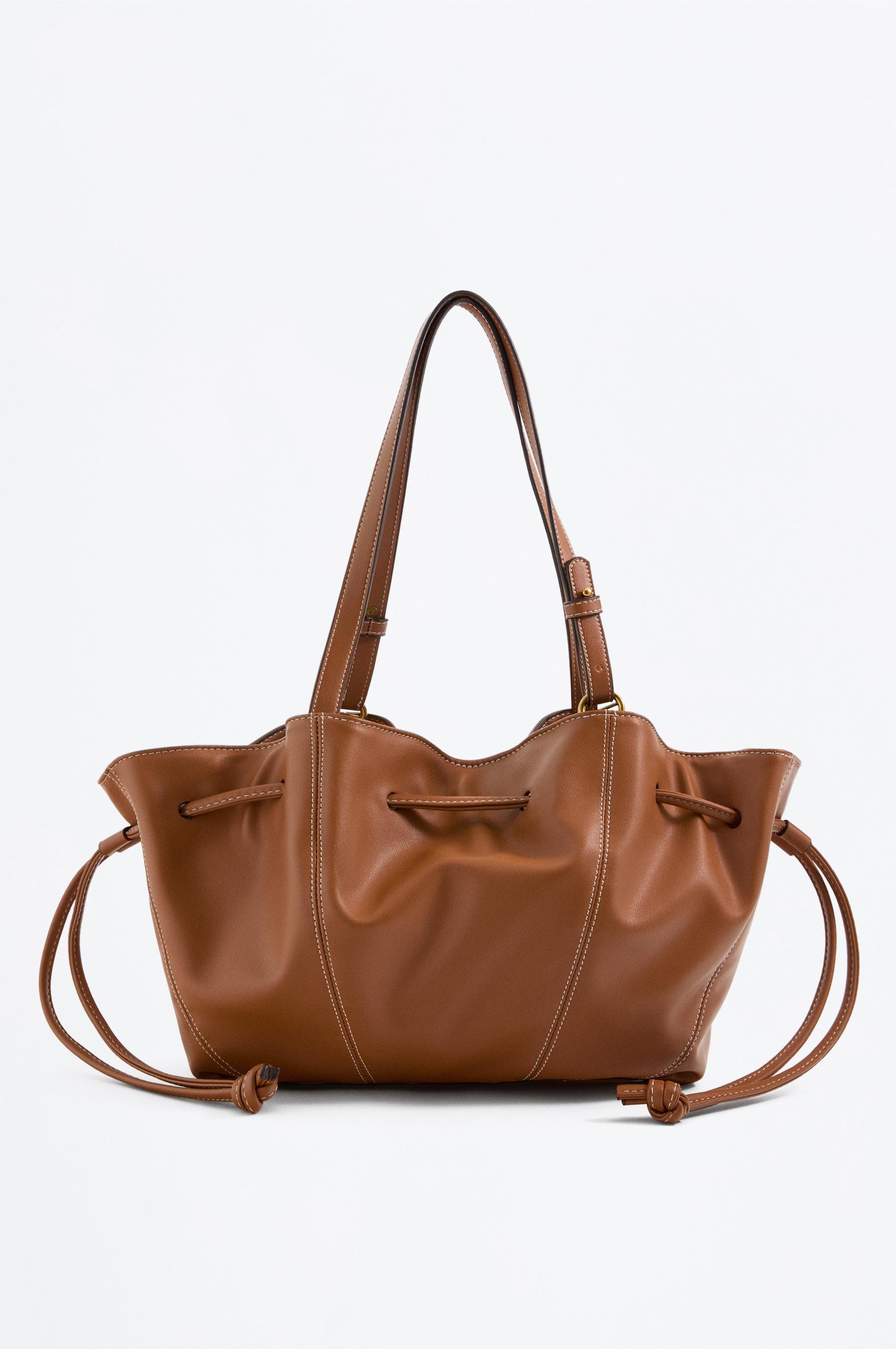 Bolso de hombro fruncido