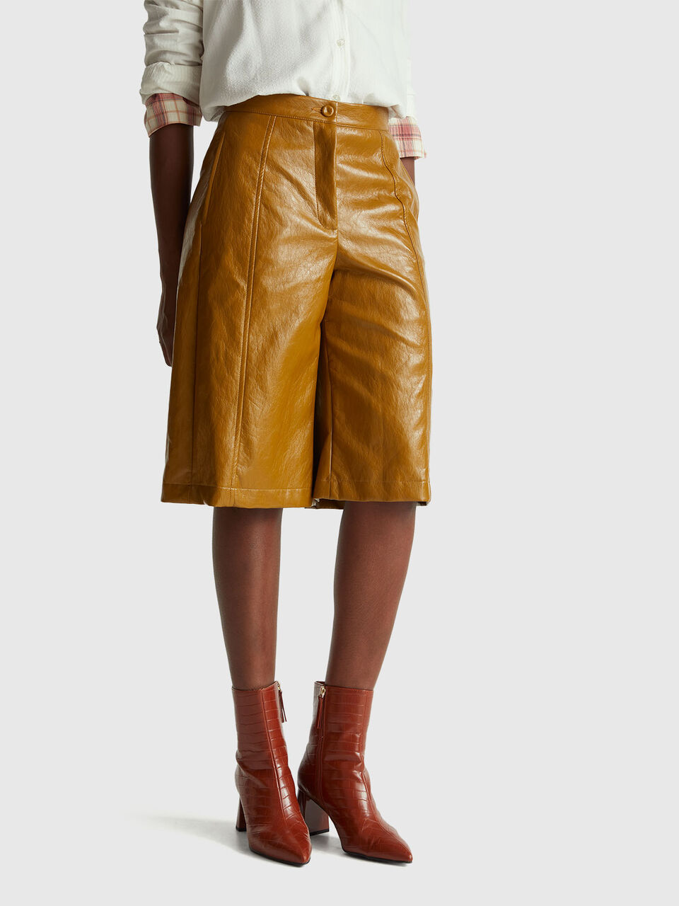 Bermudas in imitation leather