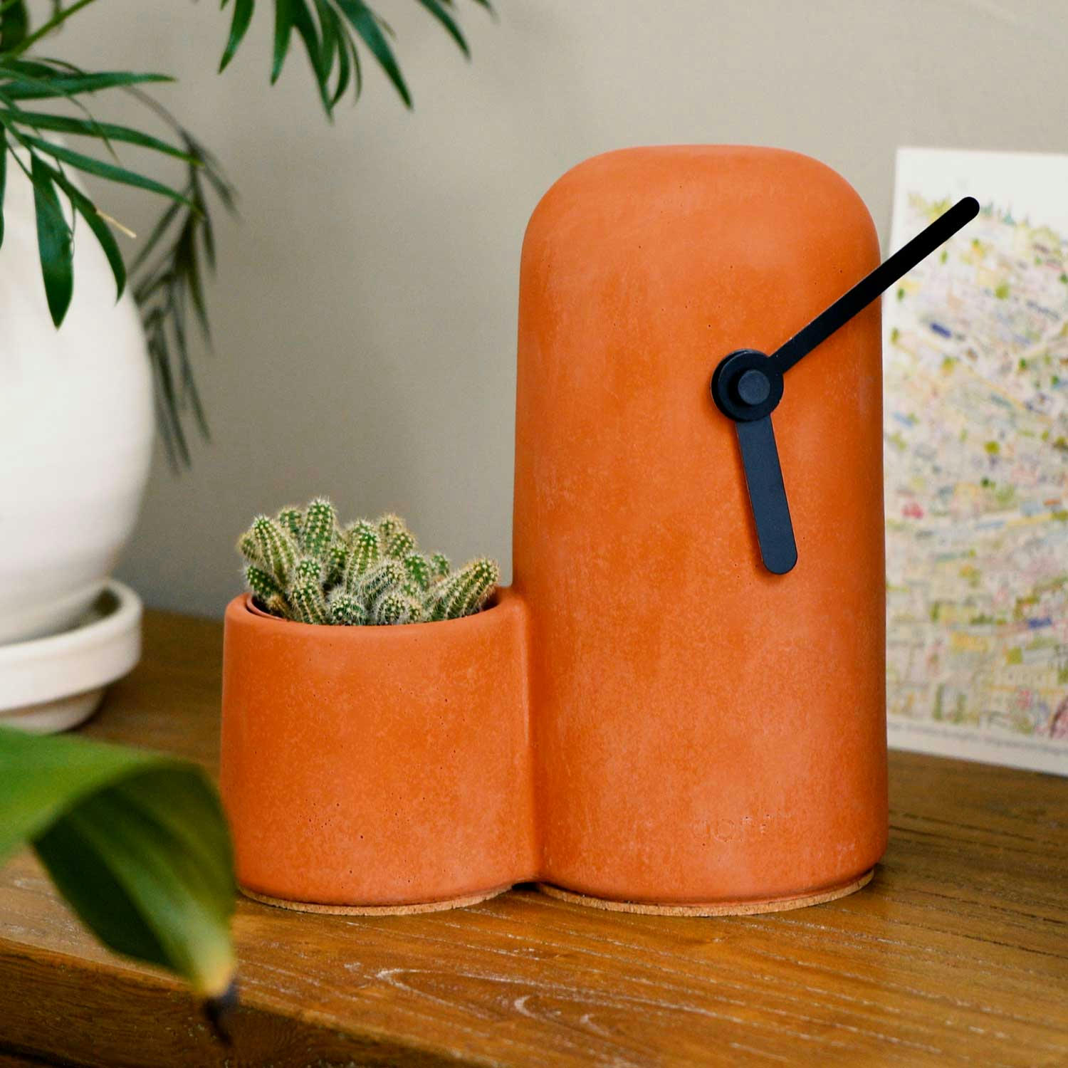 - Horloge en béton terracotta aiguilles noires