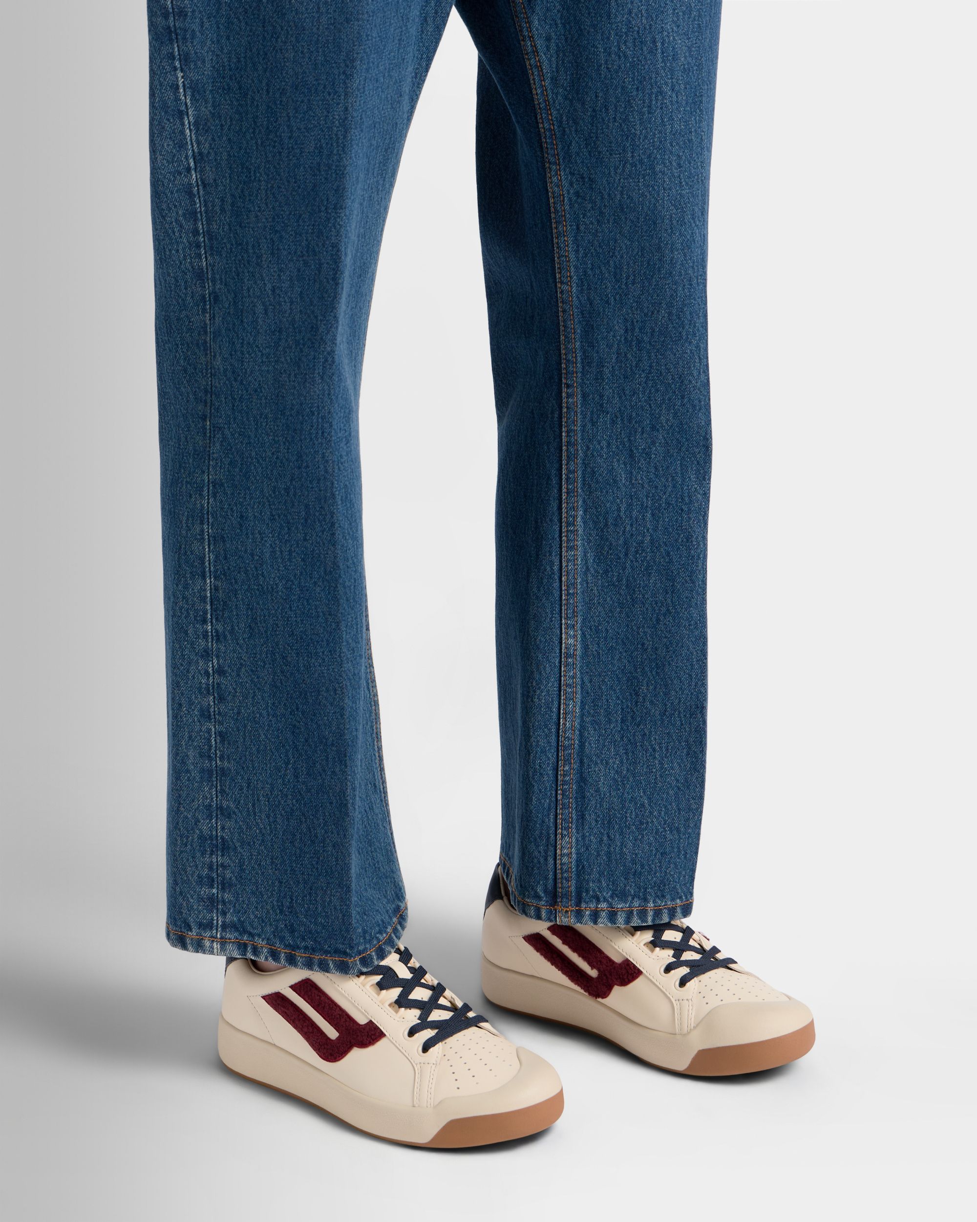 Sneaker aus Leder in Elfenbein und Frottee in Heritage-Rot aus der Tennis-Kollektion
