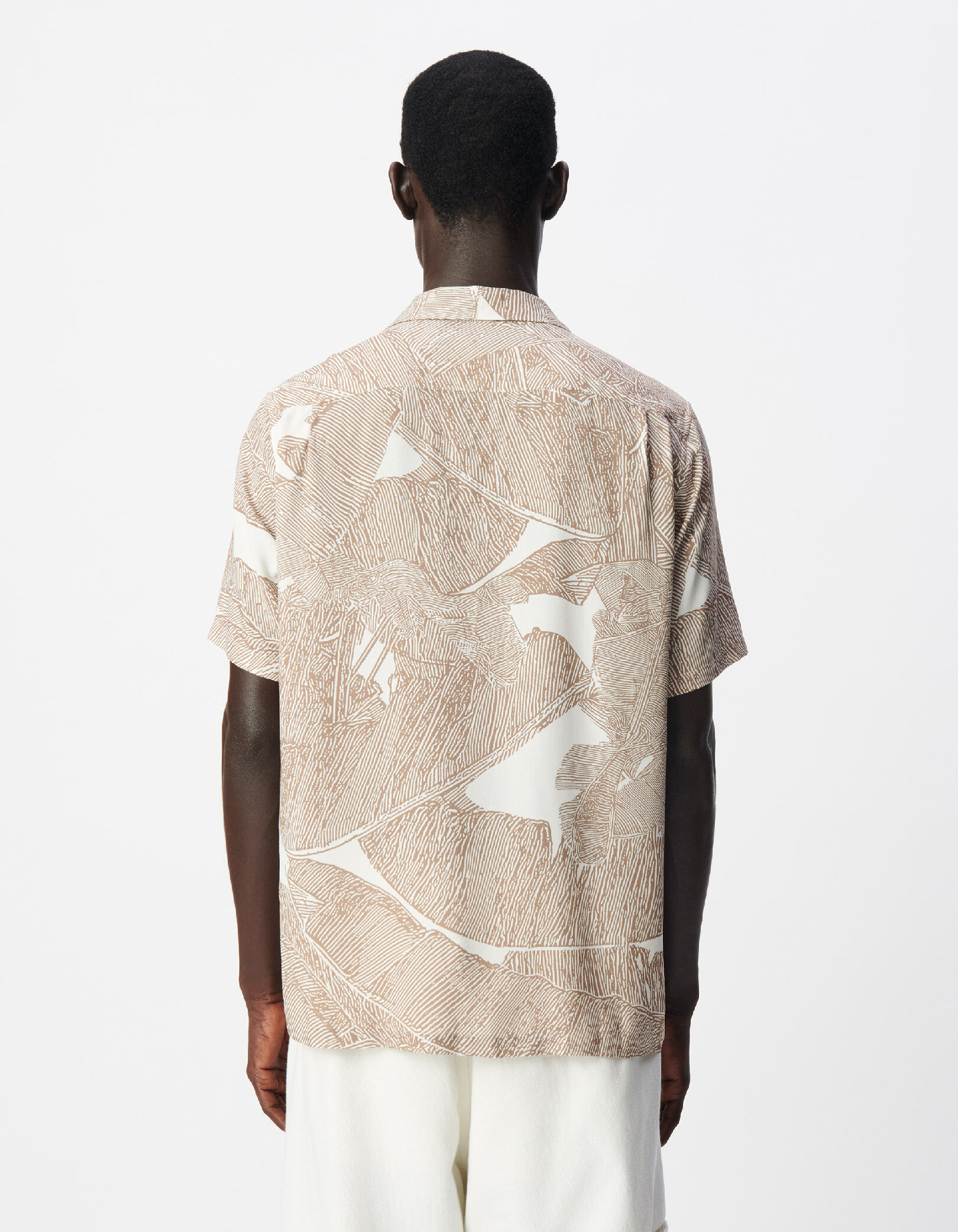 Chemise manches courtes beige imprimé maxi feuilles Homme
