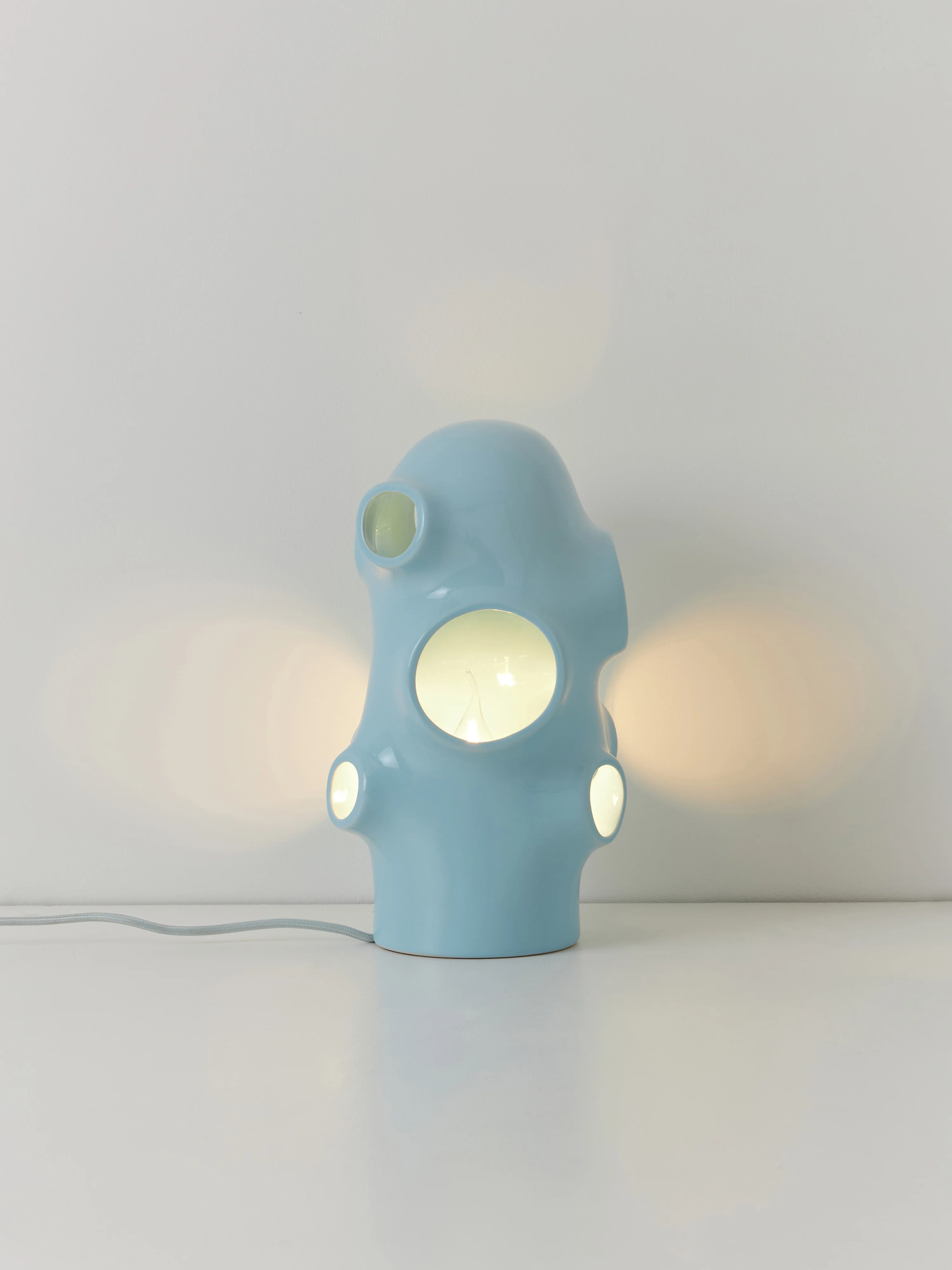 Kleine Tischlampe Bulle, handgefertigt