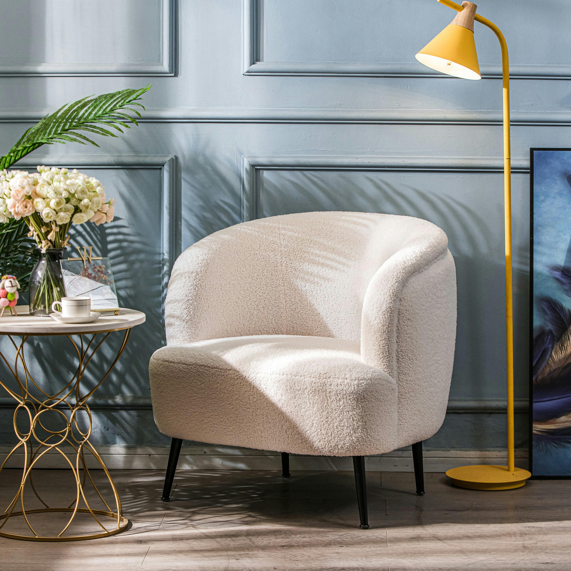 - Fauteuil de salon en métal et bouclettes blanches