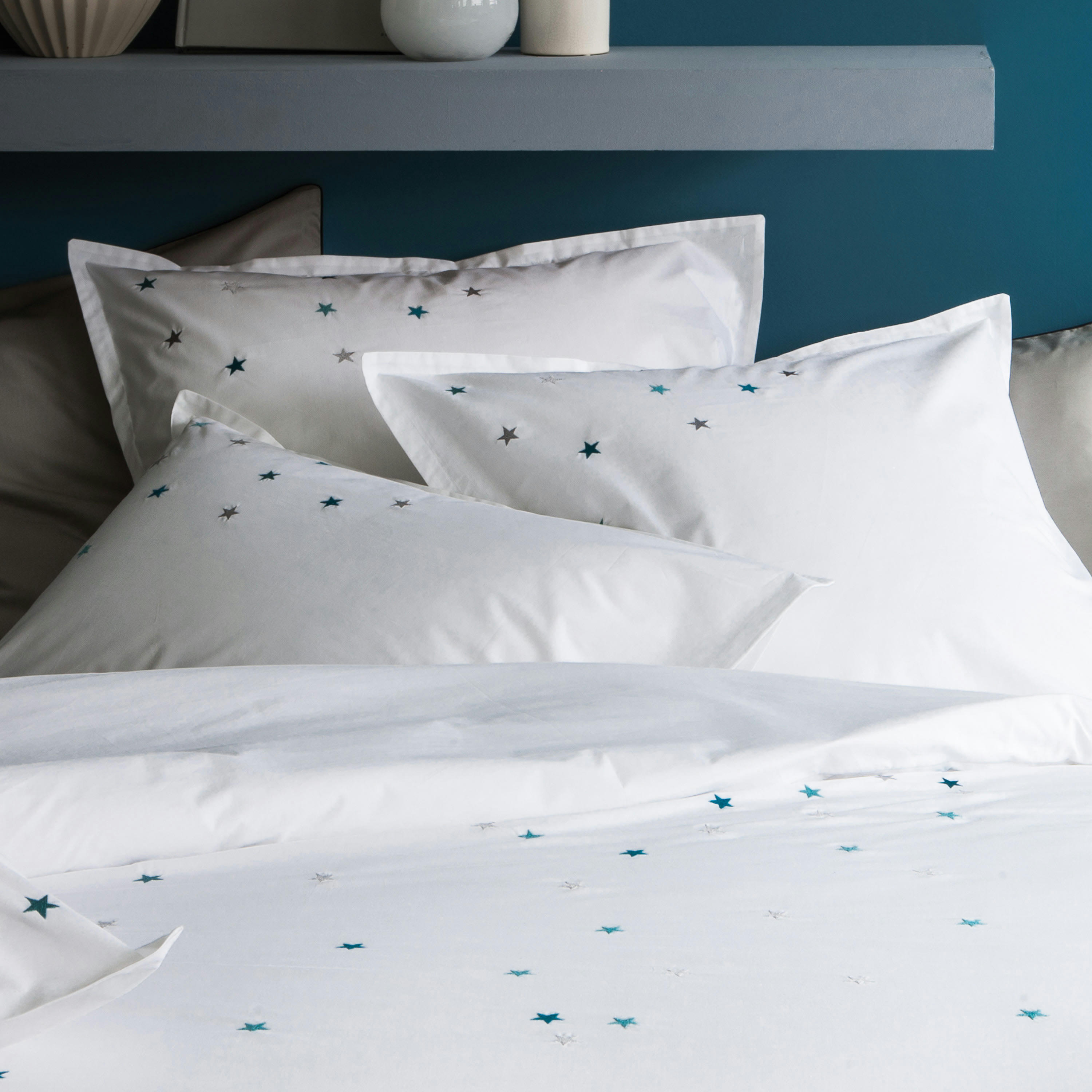 SONGE D'UNE NUIT D'ÉTÉ - Taie d'oreiller brodée en percale de coton 65x65cm Blanc/bleu
