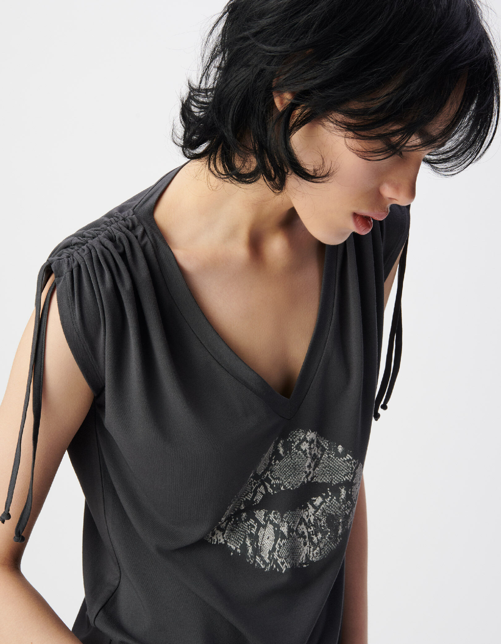 Tee-shirt col V gris motif bouche effet python Femme