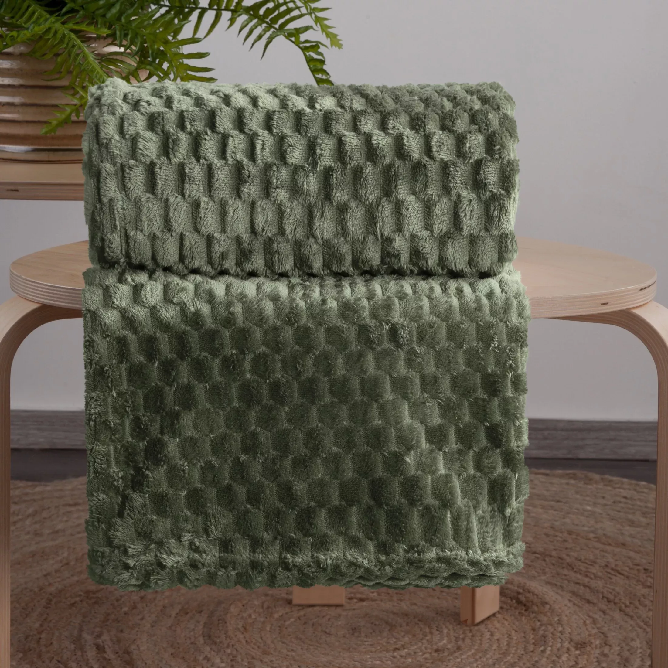 Koc 170x210 cm ciemnooliwkowy miękki w dotyku z wytłaczanym wzorem 3D CINDY 6 Design 91