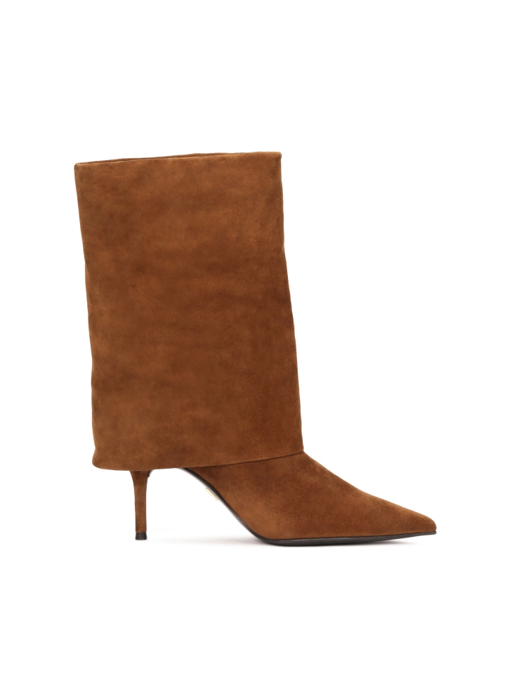 Booties with upper falling on the heel